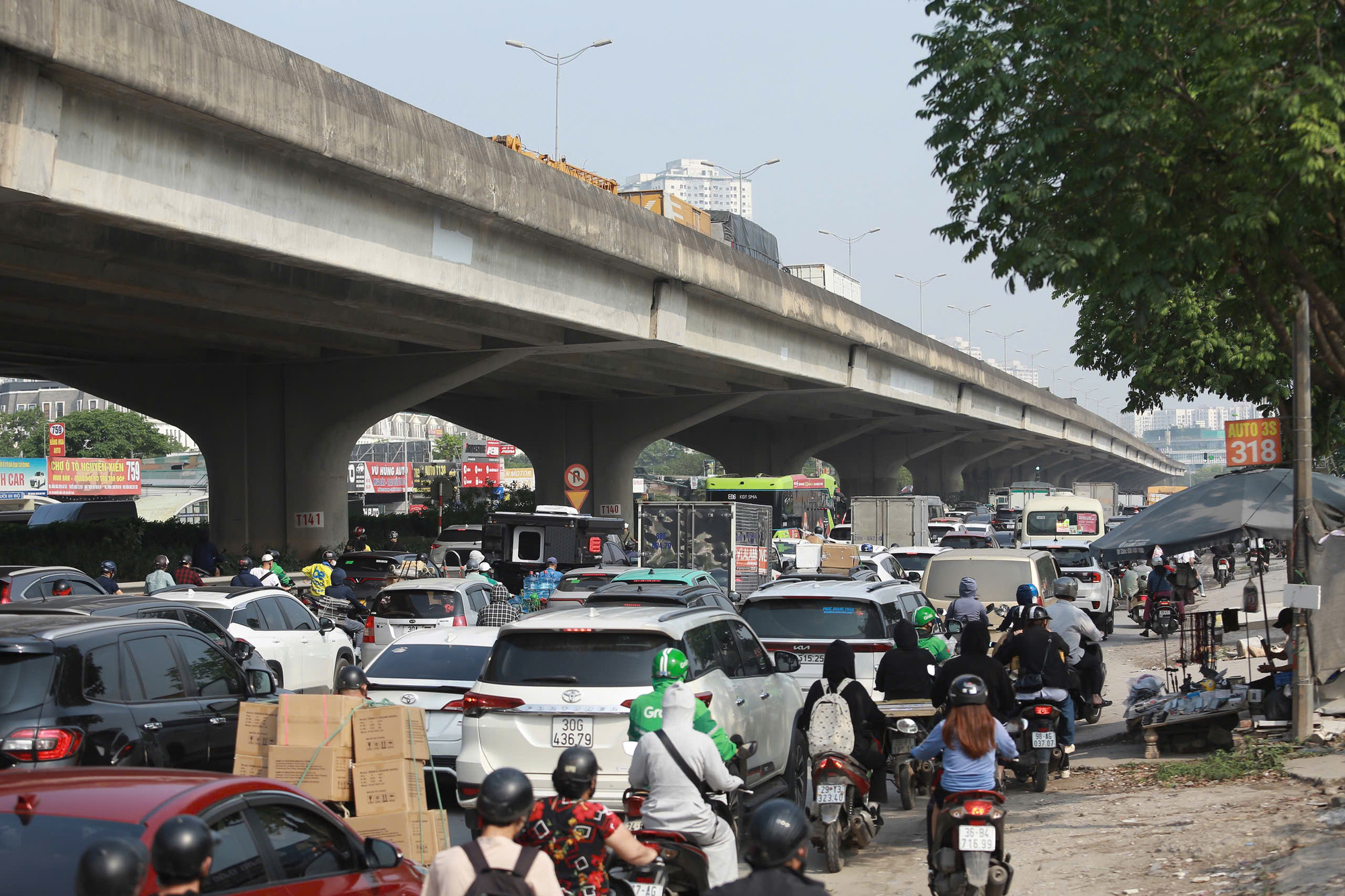 Đường Khuất Duy Tiến cũng rơi vào cảnh ùn tắc kéo dài, các phương tiện di chuyển rất khó khăn.