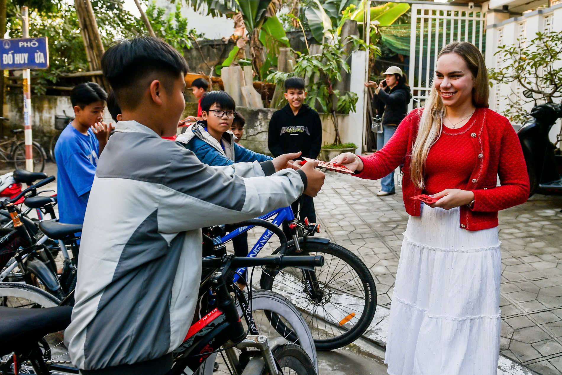 Cô cũng lì xì sớm cho những fan hâm mộ nhí.