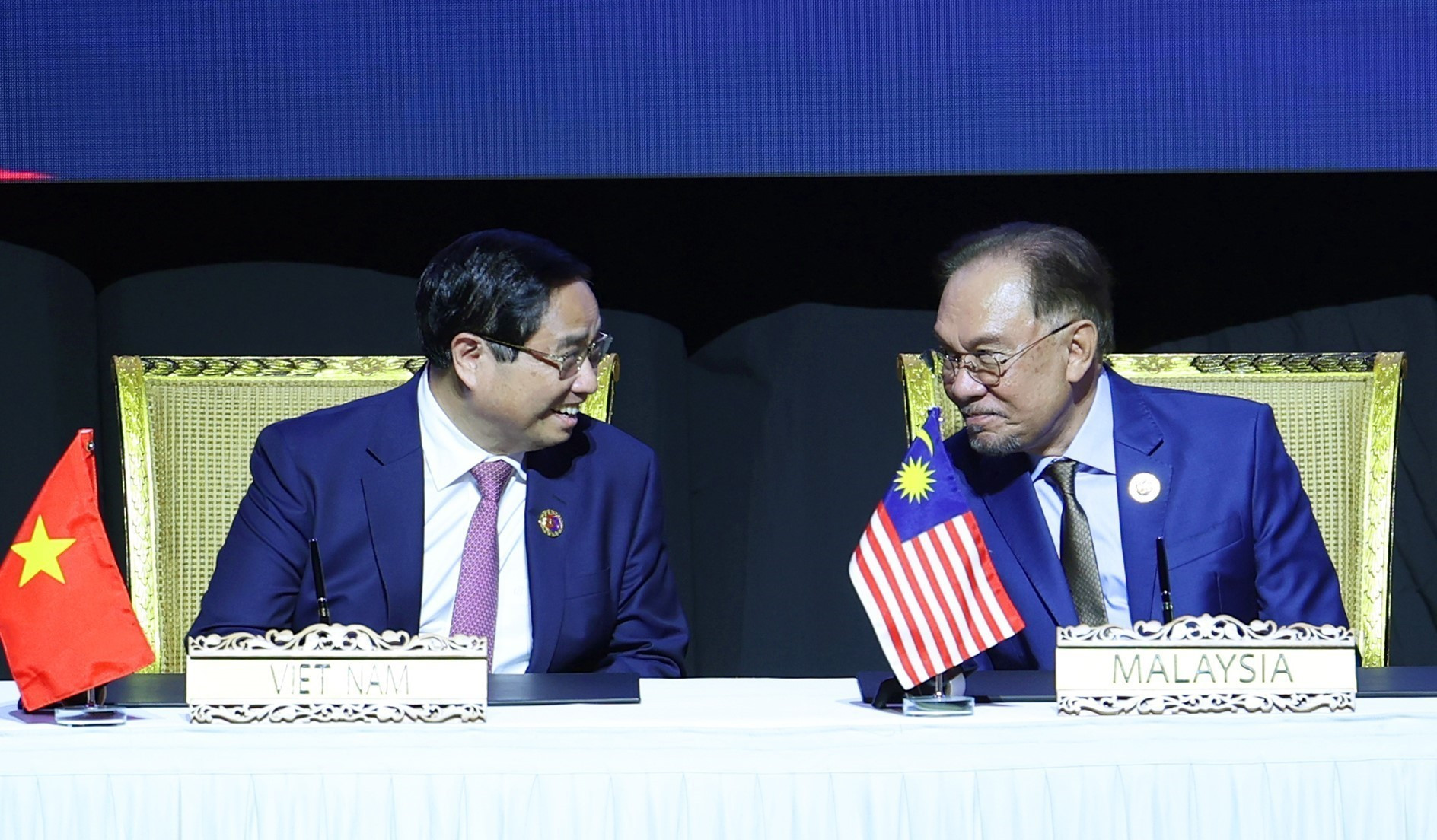 Thủ tướng Phạm Minh Chính và Thủ tướng Malaysia Anwar Ibrahim. (Ảnh: TTXVN)