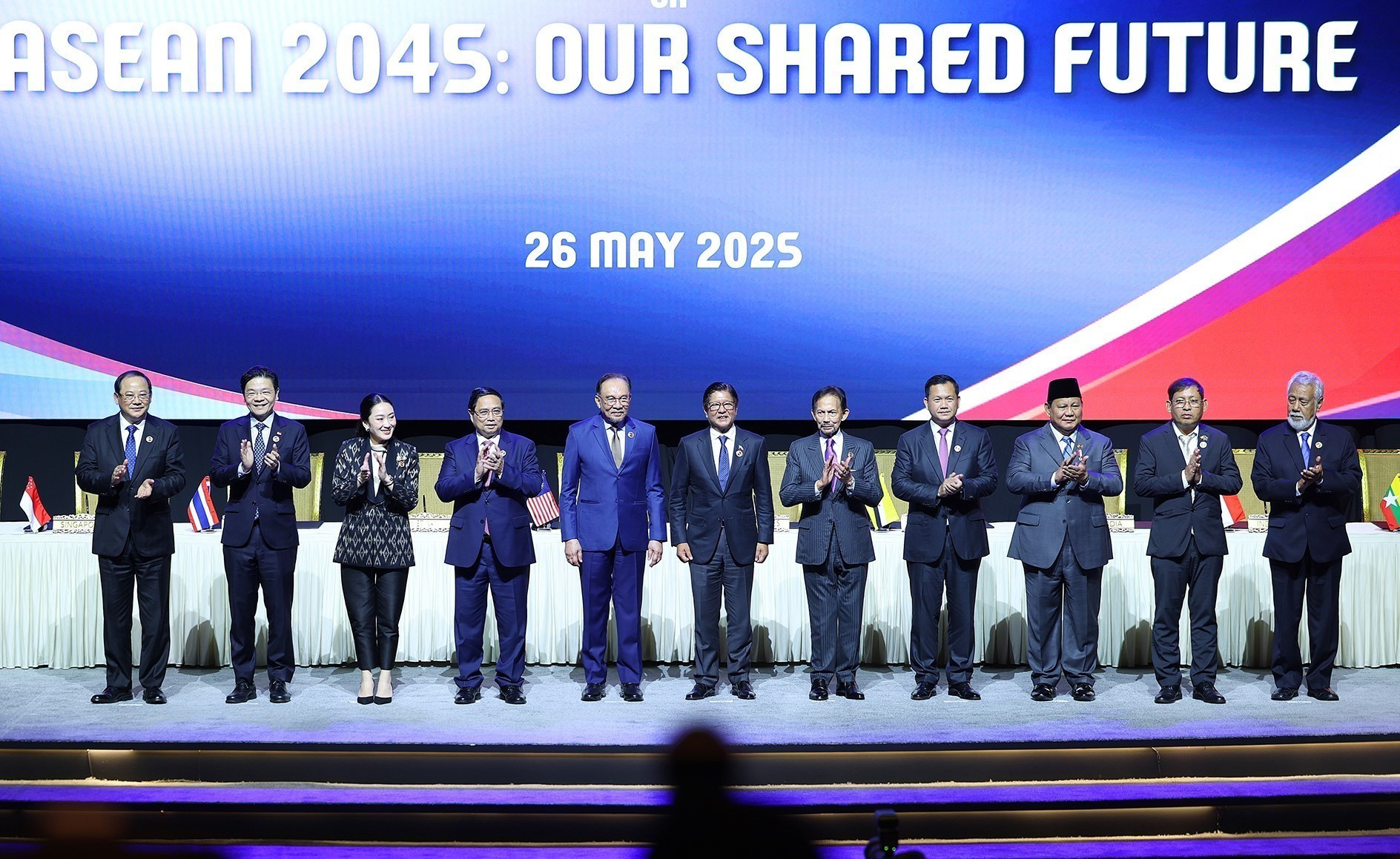 Thủ tướng Phạm Minh Chính cùng lãnh đạo các nước ASEAN và Timor-Leste ký Tuyên bố Kuala Lumpur “ASEAN 2045: Tương lai chung của chúng ta". (Ảnh: TTXVN)