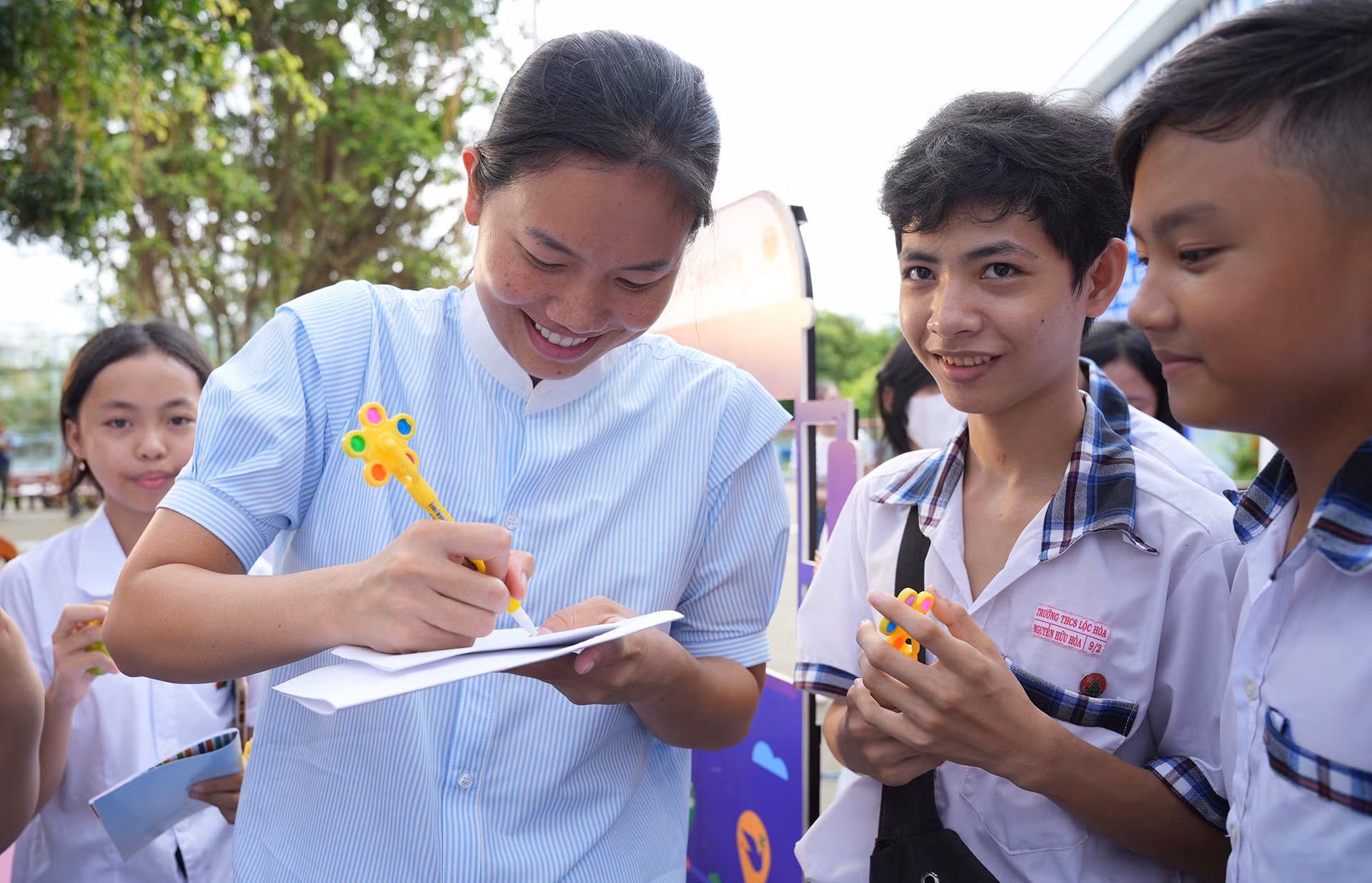 Nữ vận động viên Nguyễn Thị Ánh Viên ký tặng các bạn trẻ tại chương trình. (Ảnh: UN Women Việt Nam)