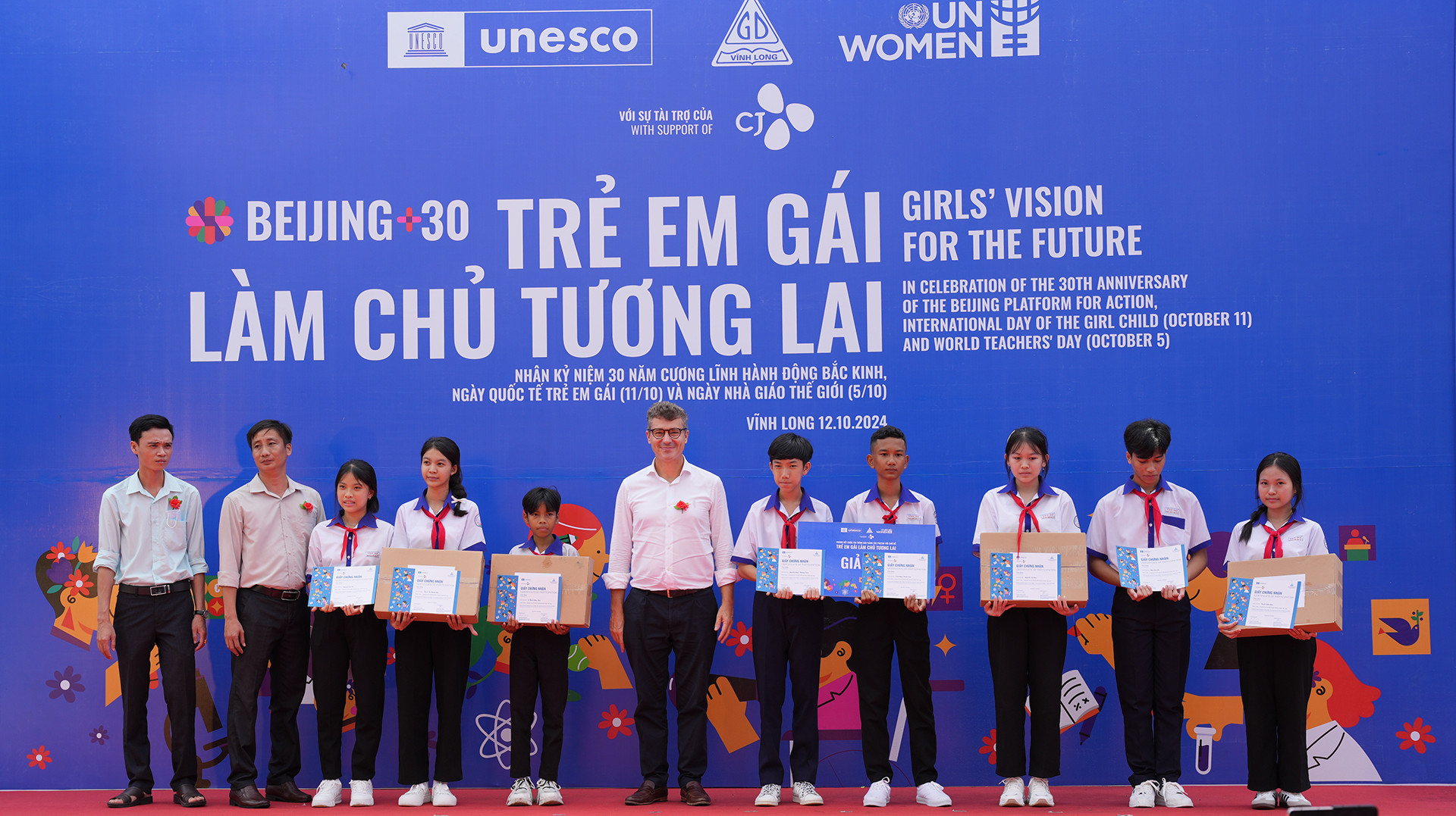 Trưởng Đại diện UNESCO tại Việt Nam J.W. Bake trao giải cho một hoạt động tại chương trình. (Ảnh: UN Women Việt Nam) Trưởng Đại diện UNESCO tại Việt Nam J.W. Bake trao giải cho một hoạt động tại chương trình. (Ảnh: UN Women Việt Nam)