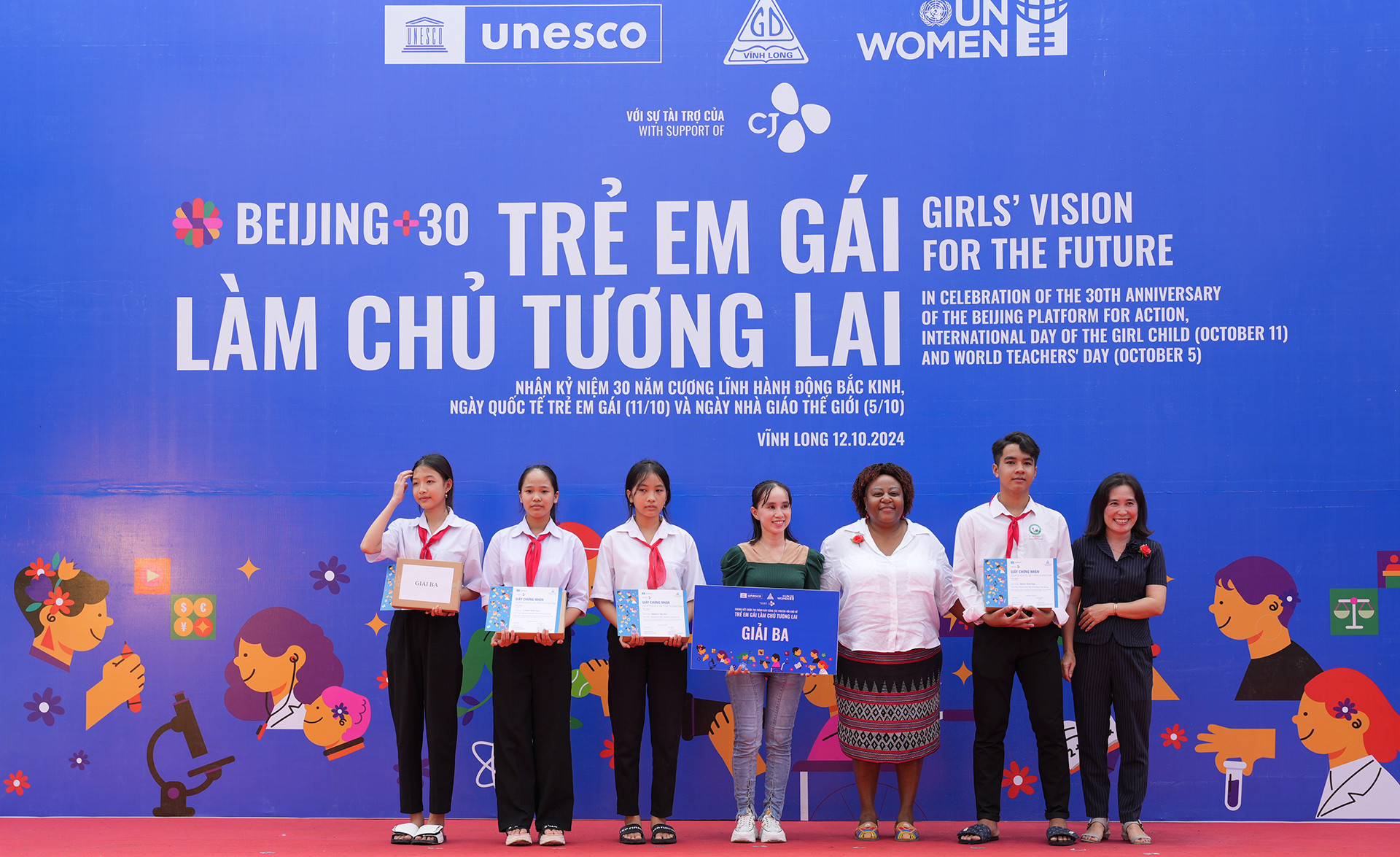 Trưởng Đại diện UN Women tại Việt Nam C. Nyamayemombe trao giải cho một hoạt động tại chương trình. (Ảnh: UN Women Việt Nam) Trưởng Đại diện UN Women tại Việt Nam C. Nyamayemombe trao giải cho một hoạt động tại chương trình. (Ảnh: UN Women Việt Nam)