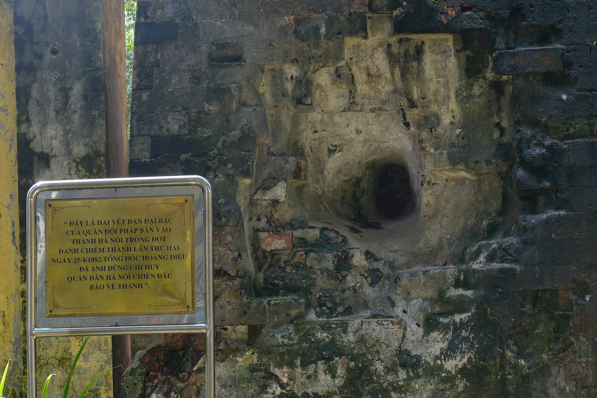 Một vết đạn đại bác còn lưu dấu vết trên Cửa Bắc (Ảnh: THẾ ĐẠI)