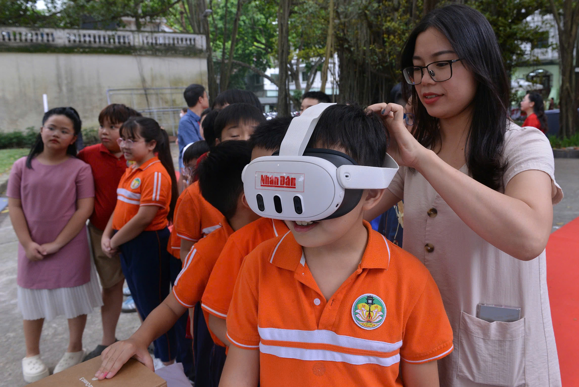 Nhiều bạn nhỏ háo hức muốn trải nghiệm công nghệ thực tế hỗn hợp tại Triển lãm. (Ảnh THẾ ĐẠI)