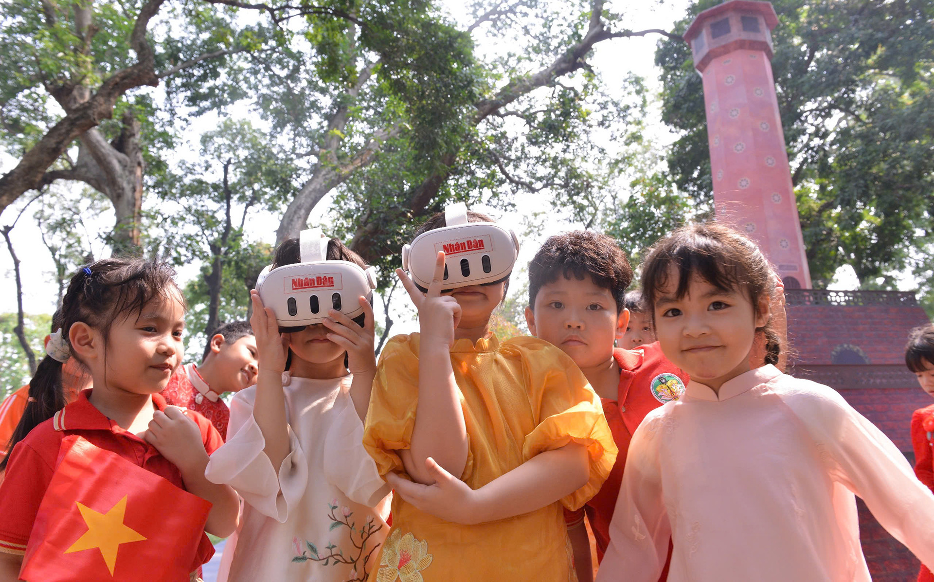 Trải nghiệm công nghệ thực tế hỗn hợp tại Triển lãm tương tác Cột cờ Hà Nội của Báo Nhân Dân. (Ảnh THẾ ĐẠI)