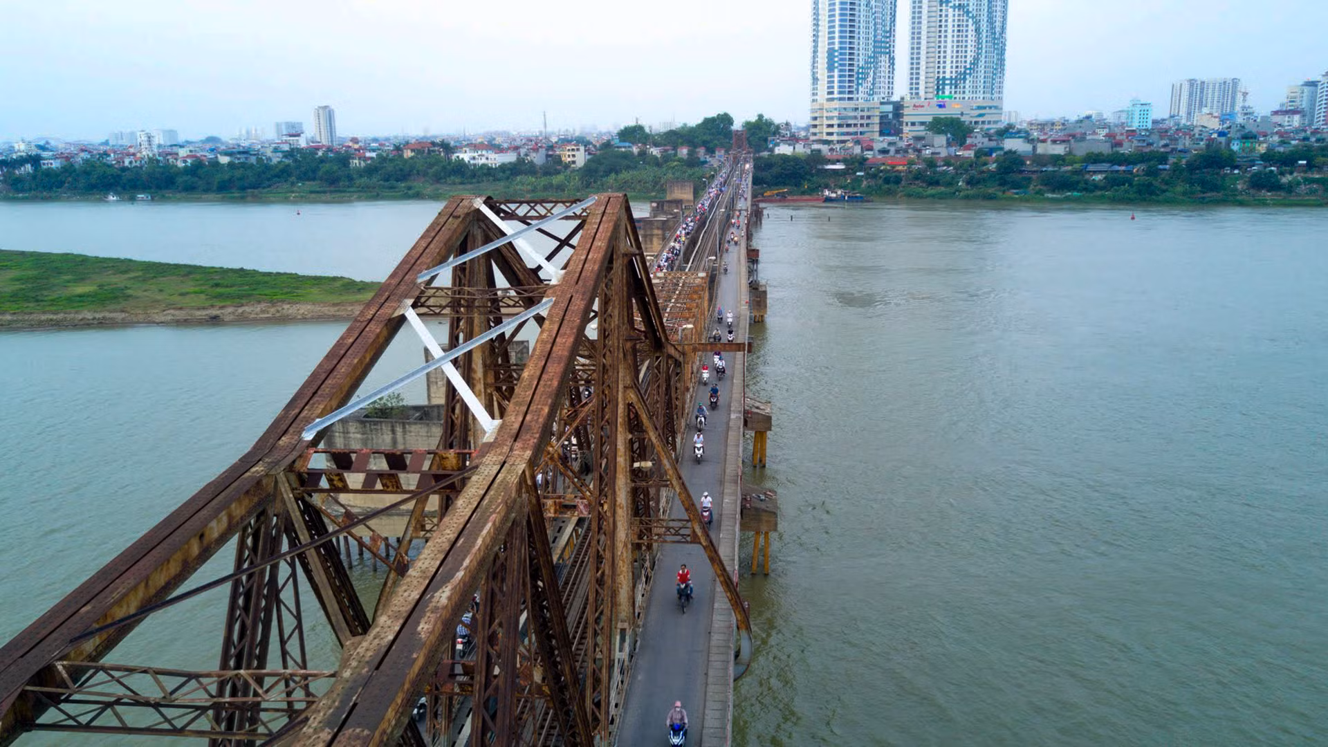 Một góc cầu Long Biên ngày nay. (Ảnh: THẾ ĐẠI)