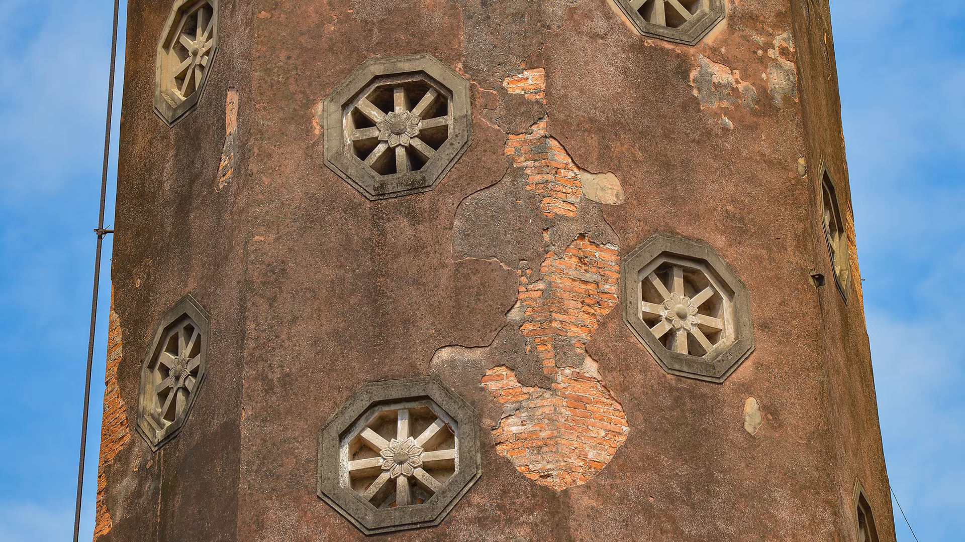 Dấu vết thời gian trên Cột cờ Hà Nội. (Ảnh: THẾ ĐẠI)