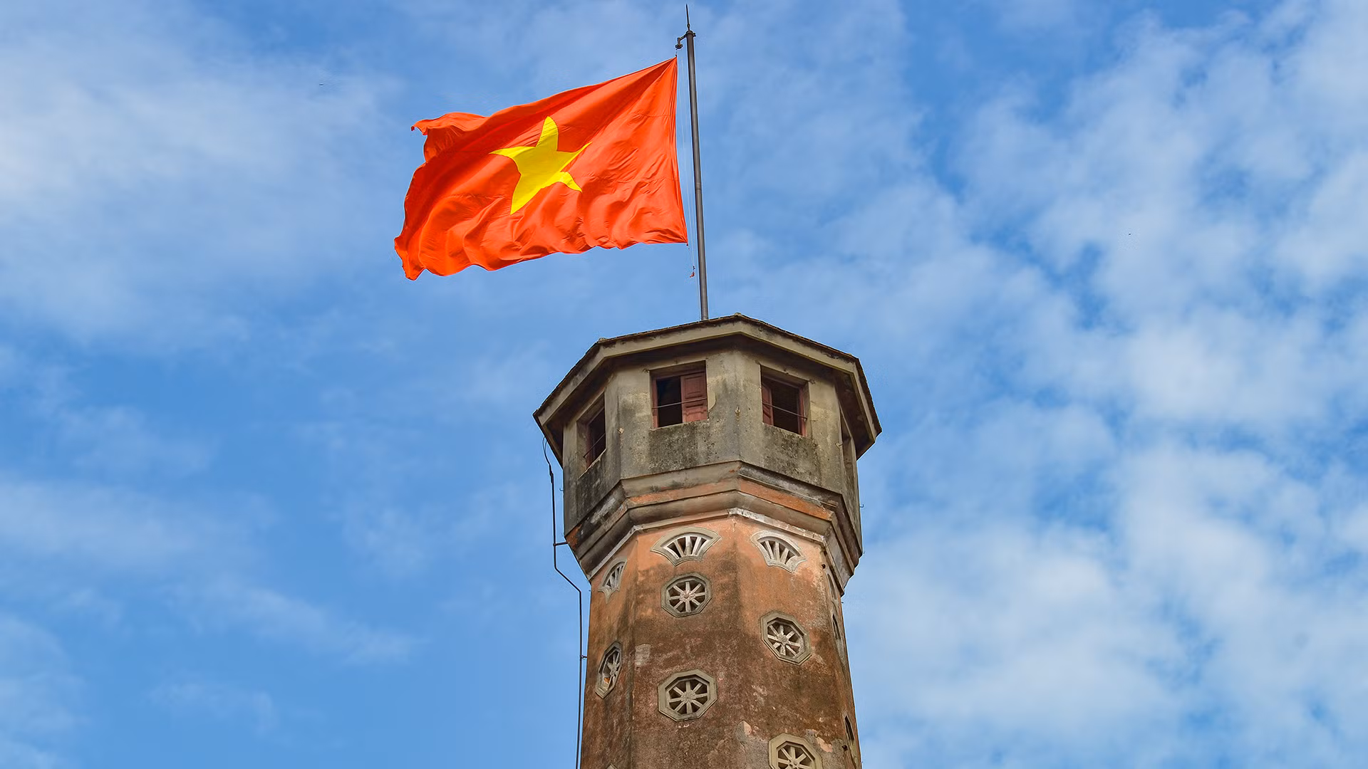 Cờ đỏ sao vàng trên Cột cờ Hà Nội. (Ảnh: THẾ ĐẠI)