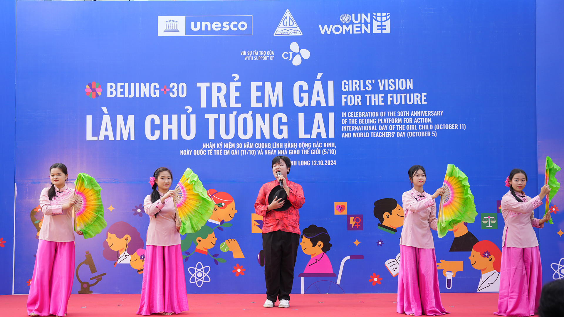 Một tiết mục văn nghệ tại chương trình “Trẻ em gái làm chủ tương lai”. (Ảnh: UN Women Việt Nam) Một tiết mục văn nghệ tại chương trình “Trẻ em gái làm chủ tương lai”. (Ảnh: UN Women Việt Nam)