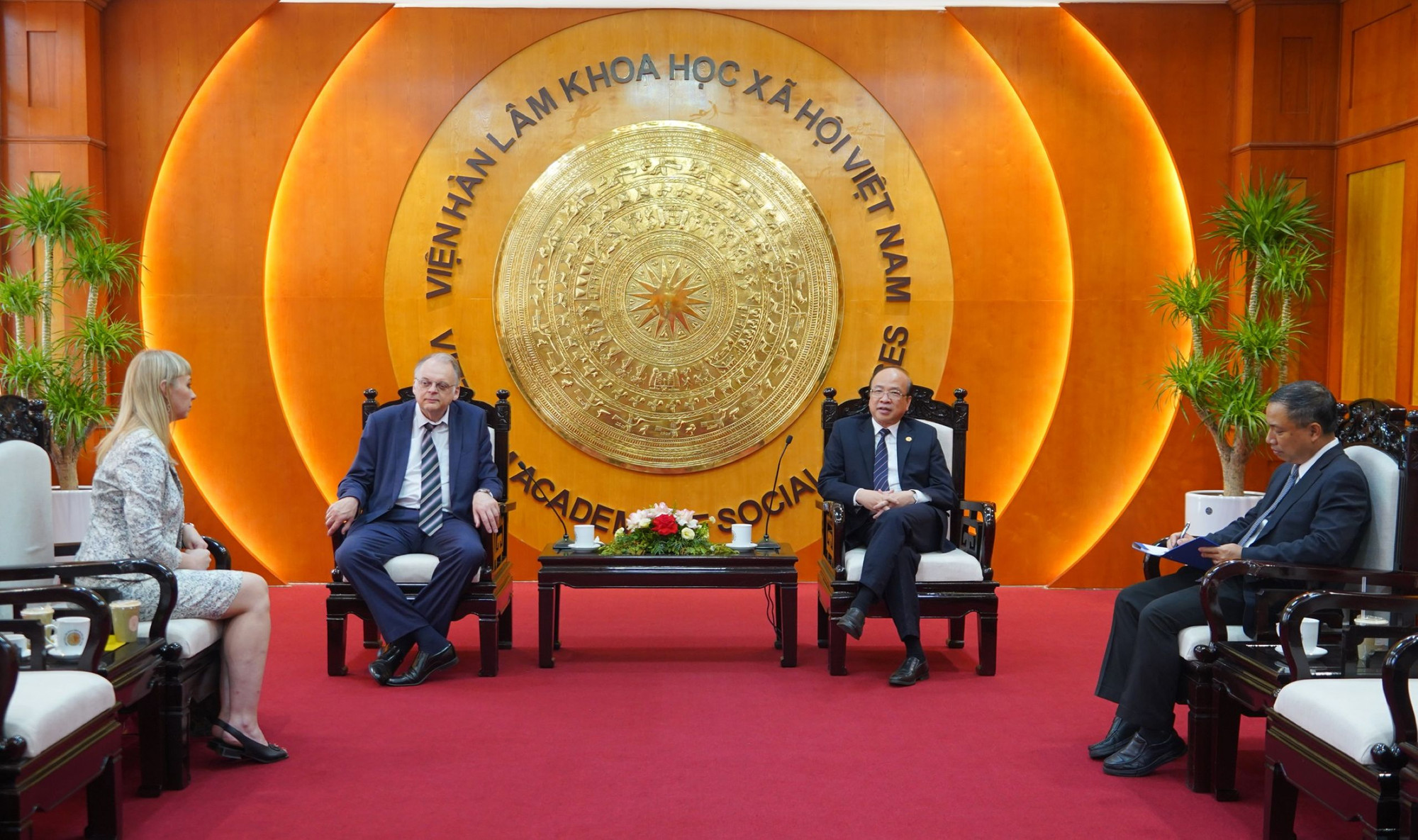 Tiến sĩ Phan Chí Hiếu, Chủ tịch Viện Hàn lâm Khoa học Xã hội Việt Nam tiếp Giáo sư Andrey Margolin (Học viện Tổng thống Liên bang Nga) ngày 24/4/2025, trước khai mạc Hội thảo quốc tế “Việt Nam-Liên bang Nga: Quá khứ-Hiện tại-Tương lai" do Viện Hàn lâm Khoa học xã hội Việt Nam phối hợp Học viện Tổng thống Liên bang Nga tổ chức.