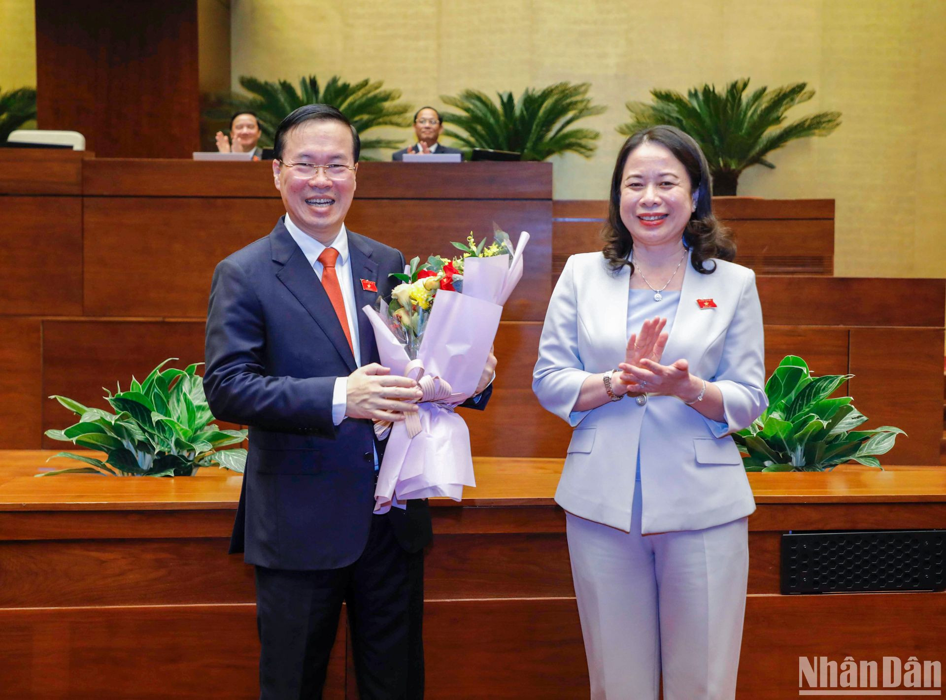 Phó Chủ tịch nước Võ Thị Ánh Xuân tặng hoa chúc mừng Chủ tịch nước Võ Văn Thưởng. Phó Chủ tịch nước Võ Thị Ánh Xuân tặng hoa chúc mừng Chủ tịch nước Võ Văn Thưởng.