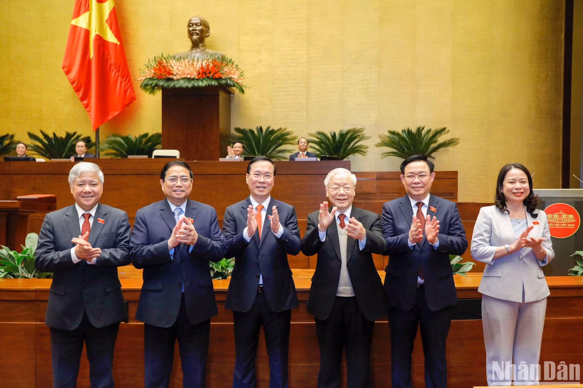 Tổng Bí thư Nguyễn Phú Trọng, Thủ tướng Phạm Minh Chính, Chủ tịch Quốc hội Vương Đình Huệ và các đồng chí lãnh đạo Đảng, Nhà nước chúc mừng Chủ tịch nước Võ Văn Thưởng.