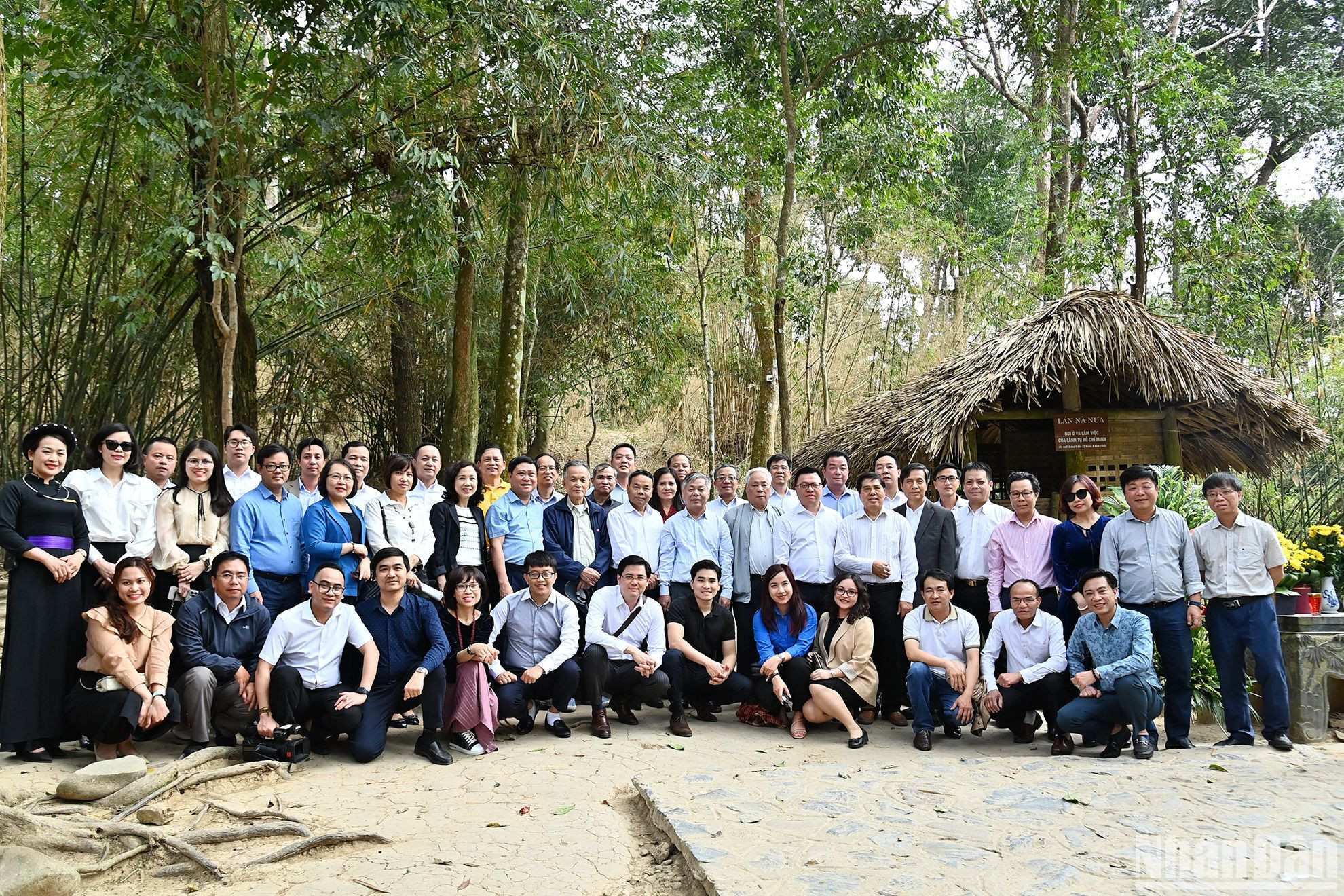 Đoàn đại biểu Báo Nhân Dân tại lán Nà Nưa thuộc Khu di tích quốc gia đặc biệt Tân Trào.