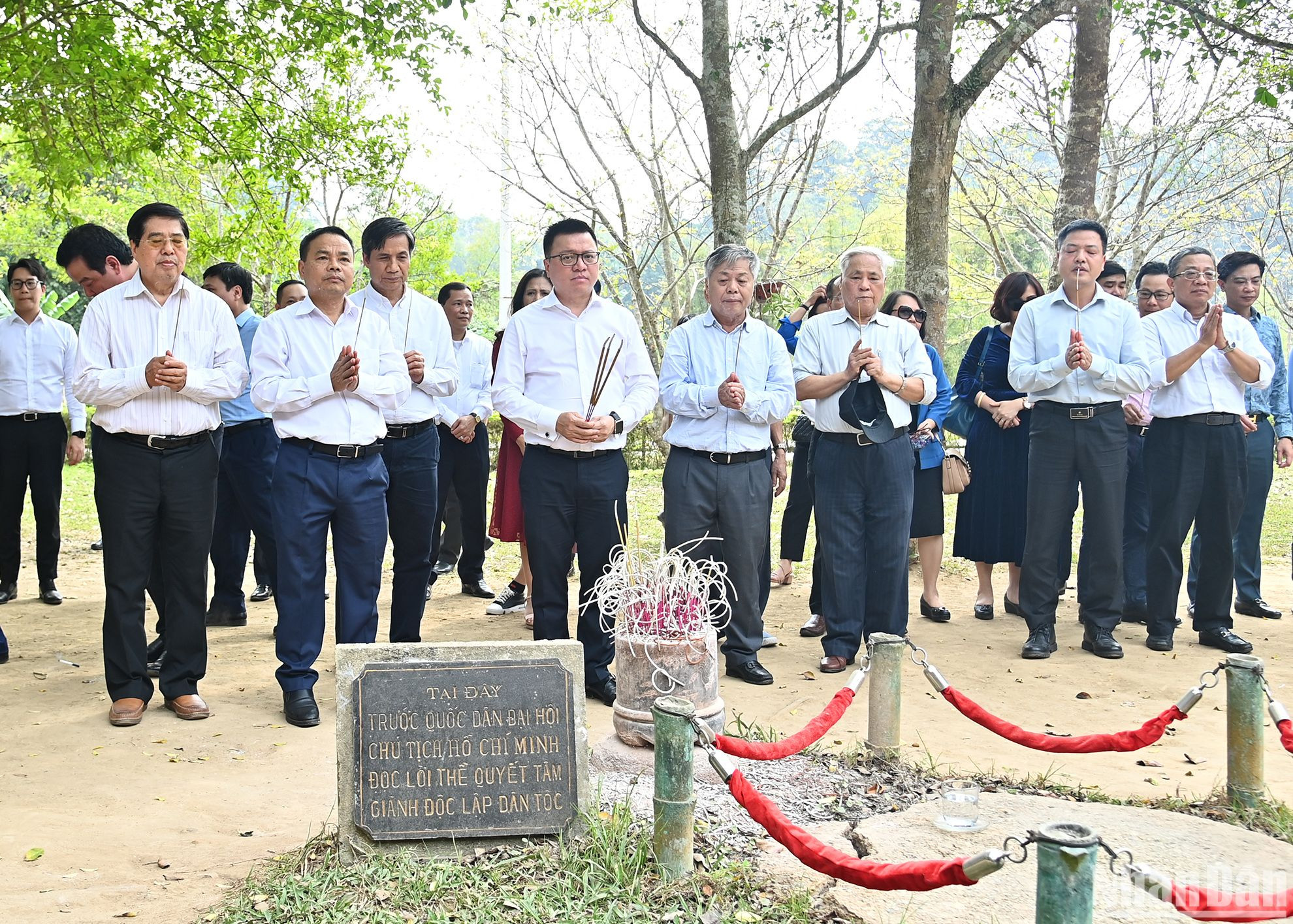 Đoàn đại biểu Báo Nhân Dân dâng hương tại Đình Tân Trào.