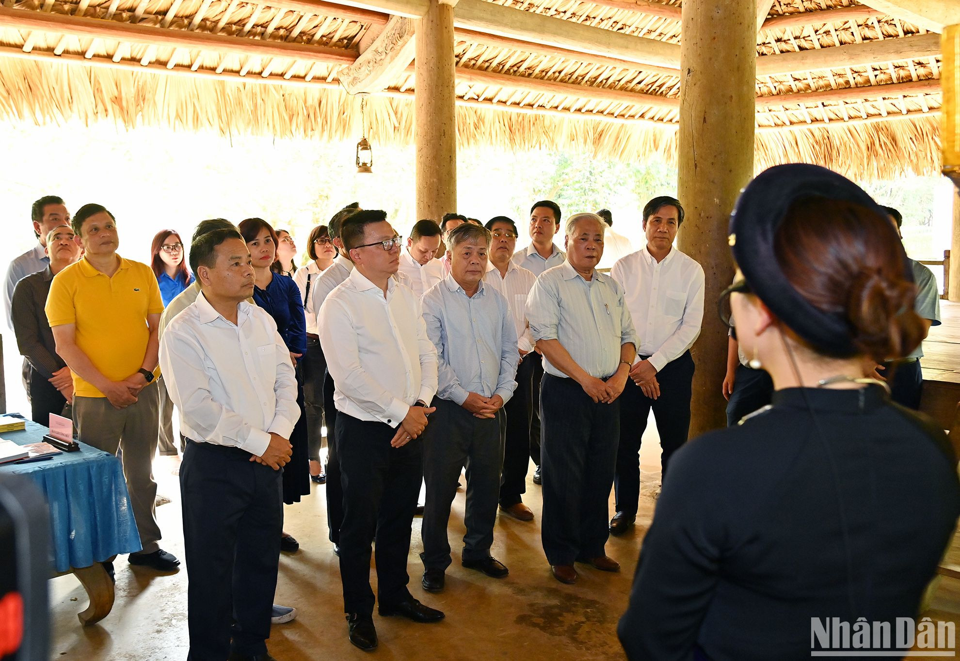 Đoàn đại biểu Báo Nhân Dân nghe giới thiệu về những sự kiện lịch sử gắn với Đình Tân Trào.