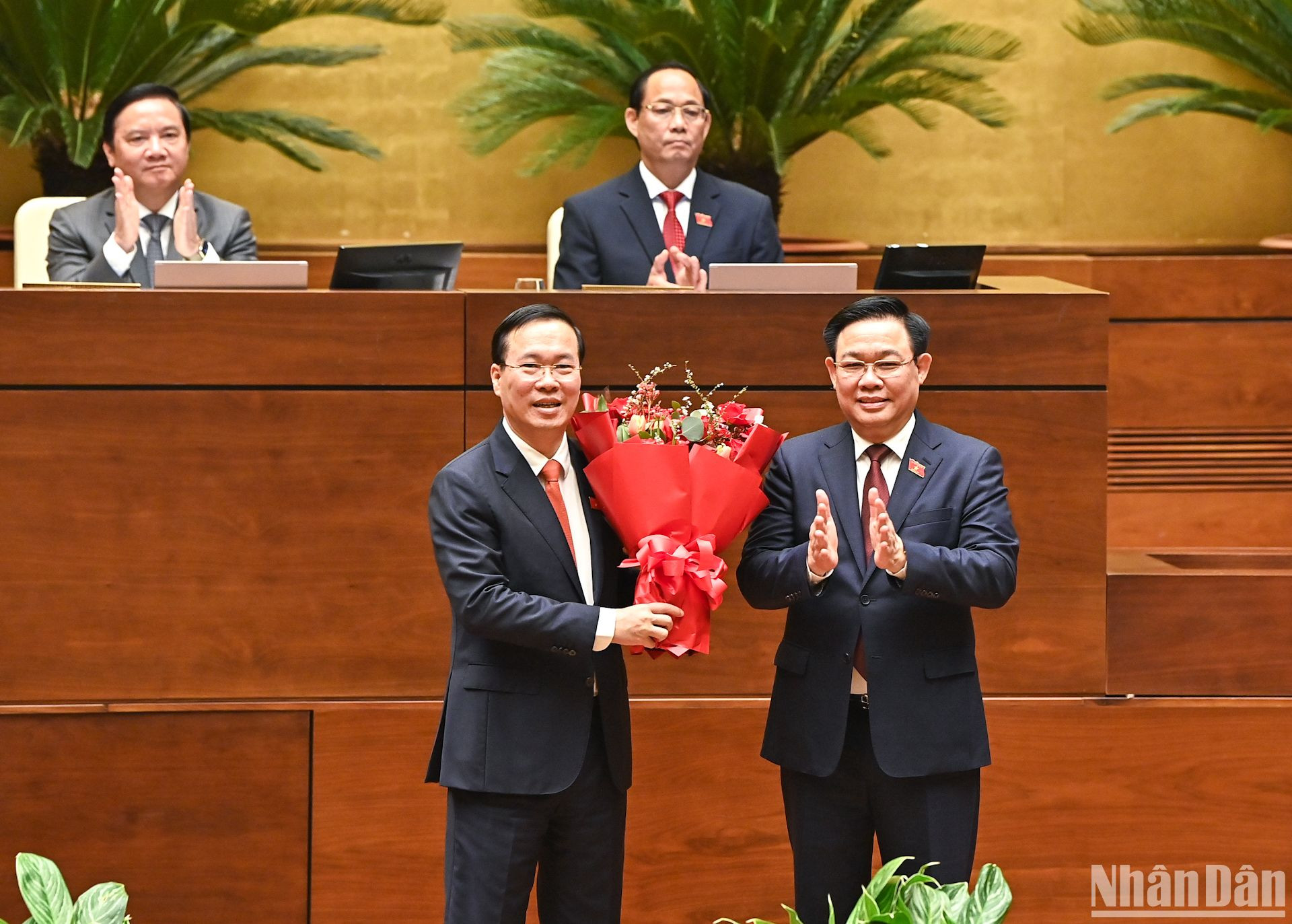 Thay mặt Quốc hội, Chủ tịch Quốc hội Vương Đình Huệ gửi tới Chủ tịch nước Võ Văn Thưởng bó hoa tươi thắm. Thay mặt Quốc hội, Chủ tịch Quốc hội Vương Đình Huệ gửi tới Chủ tịch nước Võ Văn Thưởng bó hoa tươi thắm.