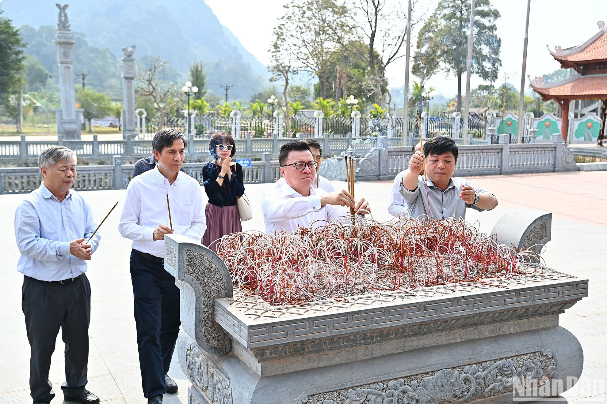 Đoàn đại biểu Báo Nhân Dân dâng hương tại Khu tưởng niệm các vị tiền bối cách mạng trong Khu Di tích quốc gia đặc biệt Tân Trào.