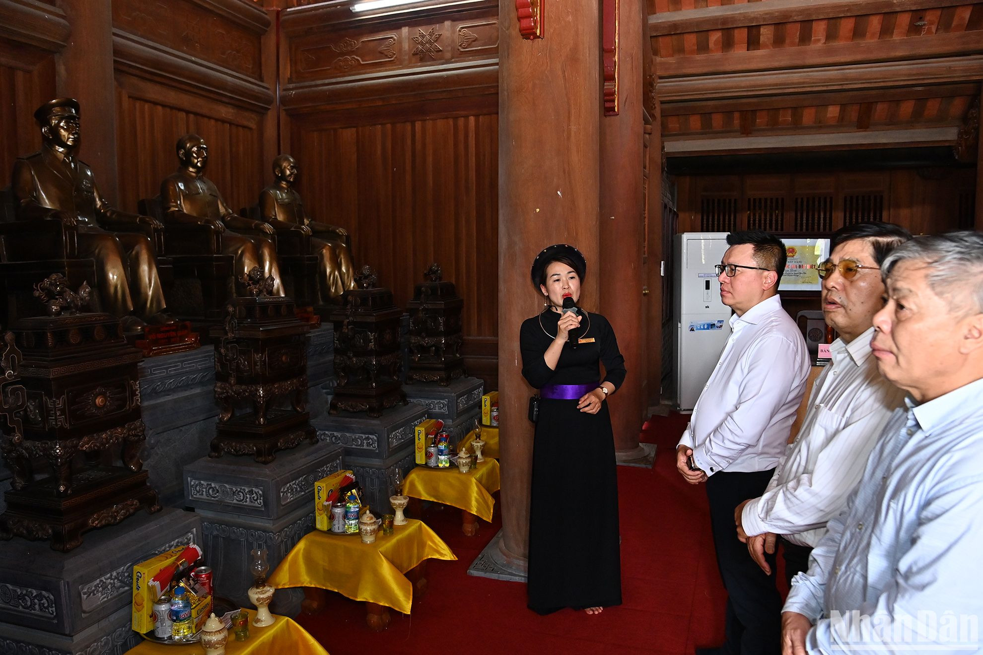 Tại đây, đoàn đã nghe giới thiệu về cuộc đời, sự nghiệp của các vị tiền bối cách mạng - những người có công lớn trong sự nghiệp giải phóng và bảo vệ đất nước.