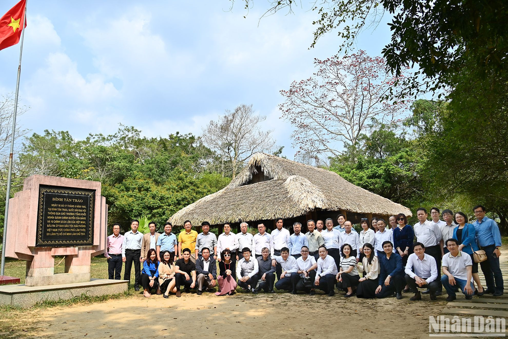 Các đồng chí lãnh đạo, nguyên lãnh đạo Báo Nhân Dân cùng cán bộ, phóng viên Báo Nhân Dân tại Đình Tân Trào.