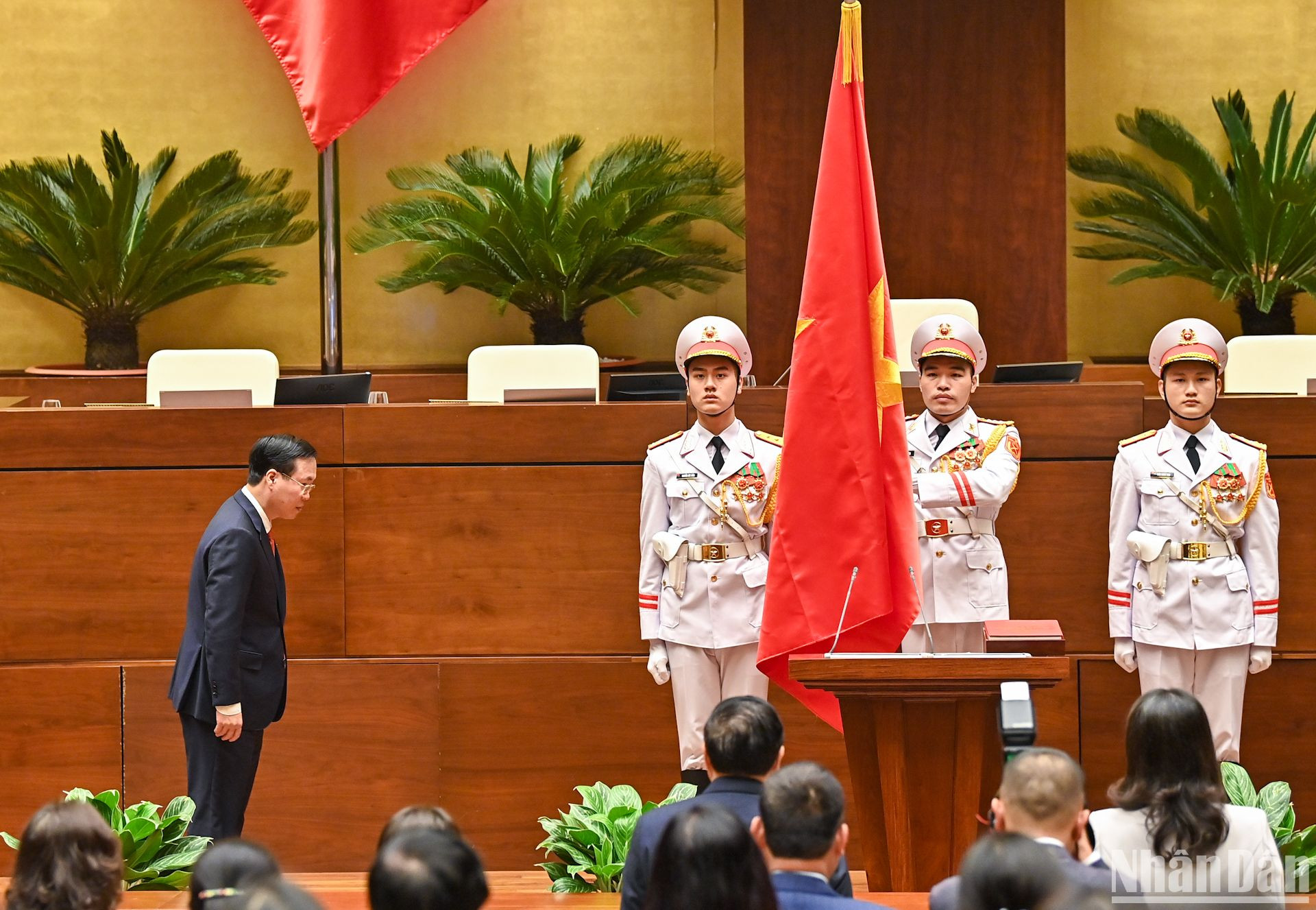 Ngay sau khi công bố kết quả biểu quyết, Chủ tịch nước Võ Văn Thưởng thực hiện nghi lễ tuyên thệ nhậm chức. Ngay sau khi công bố kết quả biểu quyết, Chủ tịch nước Võ Văn Thưởng thực hiện nghi lễ tuyên thệ nhậm chức.