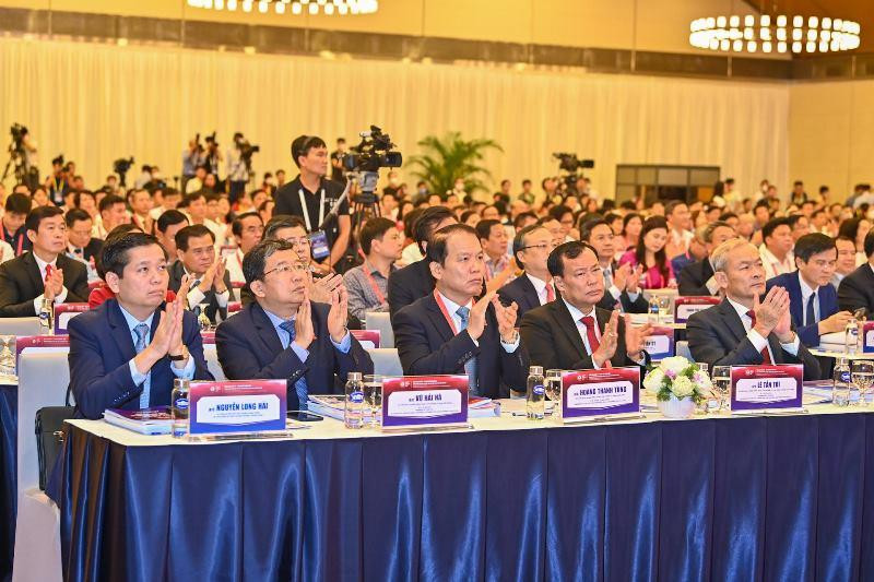 Các đồng chí lãnh đạo Đảng, Nhà nước, lãnh đạo các Ban, Bộ, ngành của Trung ương và các địa phương dự diễn đàn.