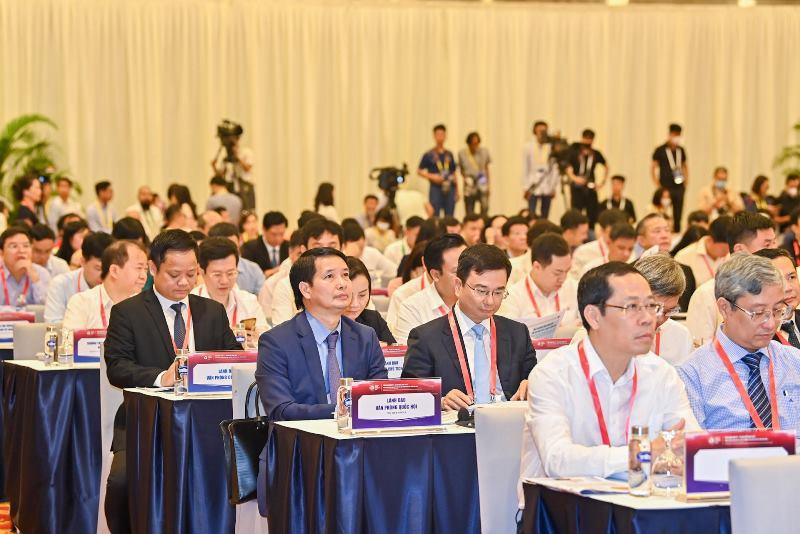 Các đại biểu, các chuyên gia, các nhà khoa học… dự Phiên khai mạc diễn đàn.