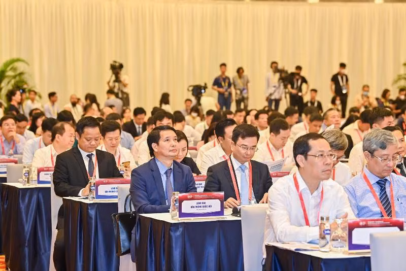 Các đại biểu, các chuyên gia, các nhà khoa học… dự Phiên khai mạc diễn đàn.
