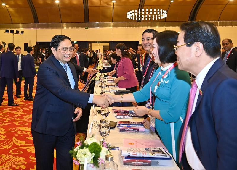 Thủ tướng Phạm Minh Chính với các đại biểu dự diễn đàn.