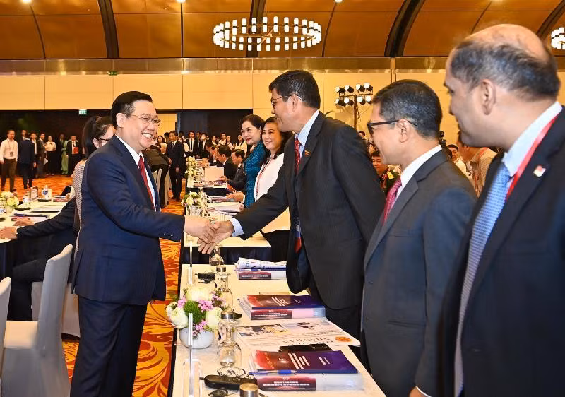 Chủ tịch Quốc hội Vương Đình Huệ với các đại biểu dự diễn đàn.