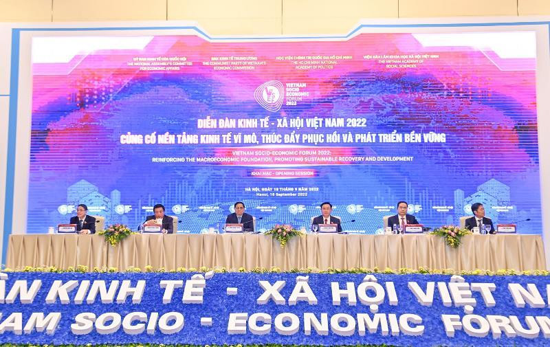 Thủ tướng Phạm Minh Chính, Chủ tịch Quốc hội Vương Đình Huệ cùng các đồng chí chủ tọa Phiên khai mạc diễn đàn.