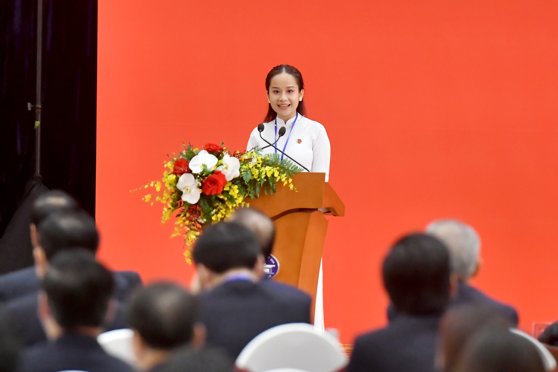 Em Lê Nguyệt Quỳnh, học sinh Trường THPT Chuyên ngữ thuộc Đại học Ngoại ngữ (Đại học Quốc gia Hà Nội) phát biểu tại cuộc gặp gỡ nhân sĩ hữu nghị và thế hệ trẻ Việt Nam-Trung Quốc.