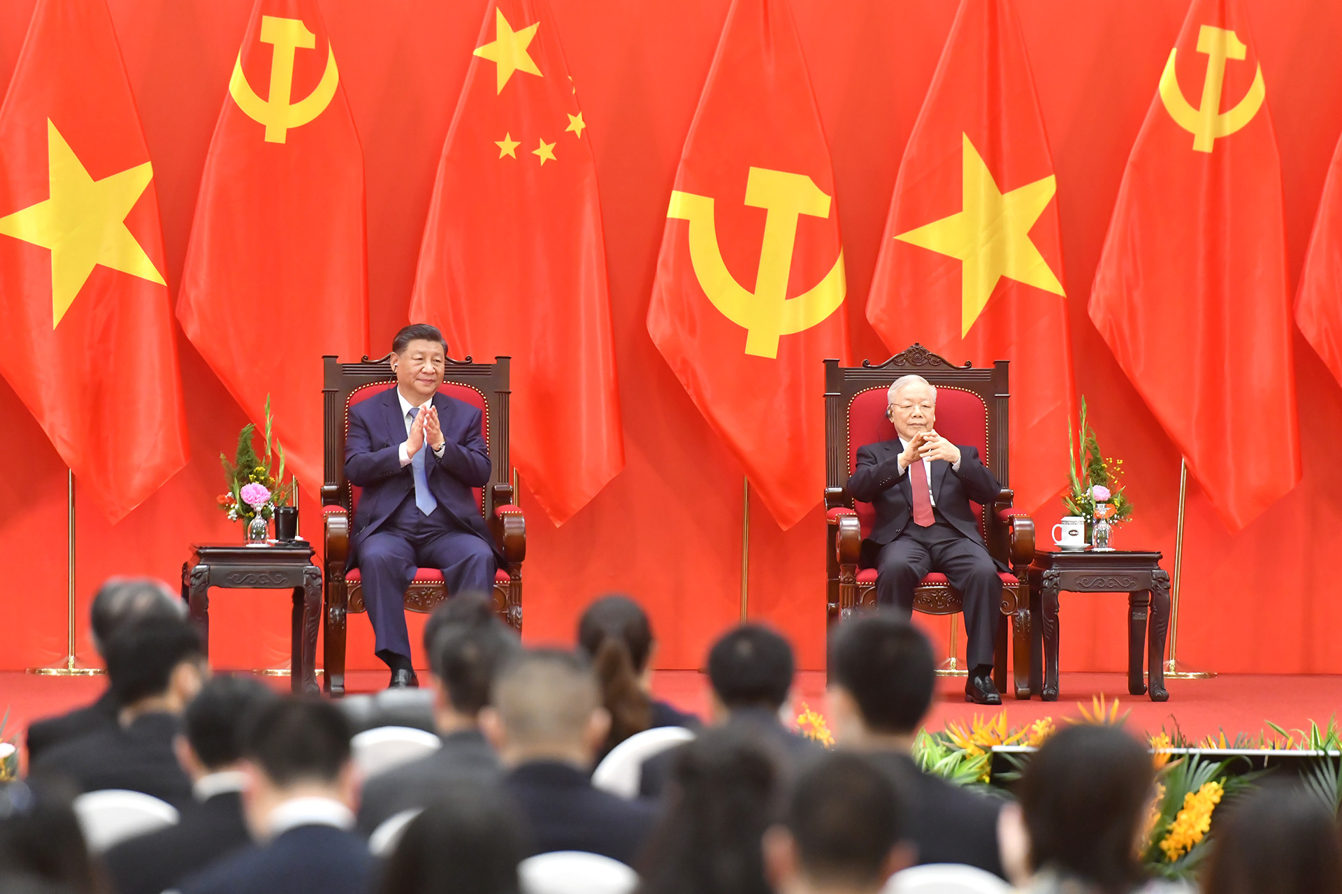 Tổng Bí thư Nguyễn Phú Trọng và Tổng Bí thư, Chủ tịch Trung Quốc Tập Cận Bình tại cuộc gặp gỡ nhân sĩ hữu nghị và thế hệ trẻ Việt Nam-Trung Quốc.