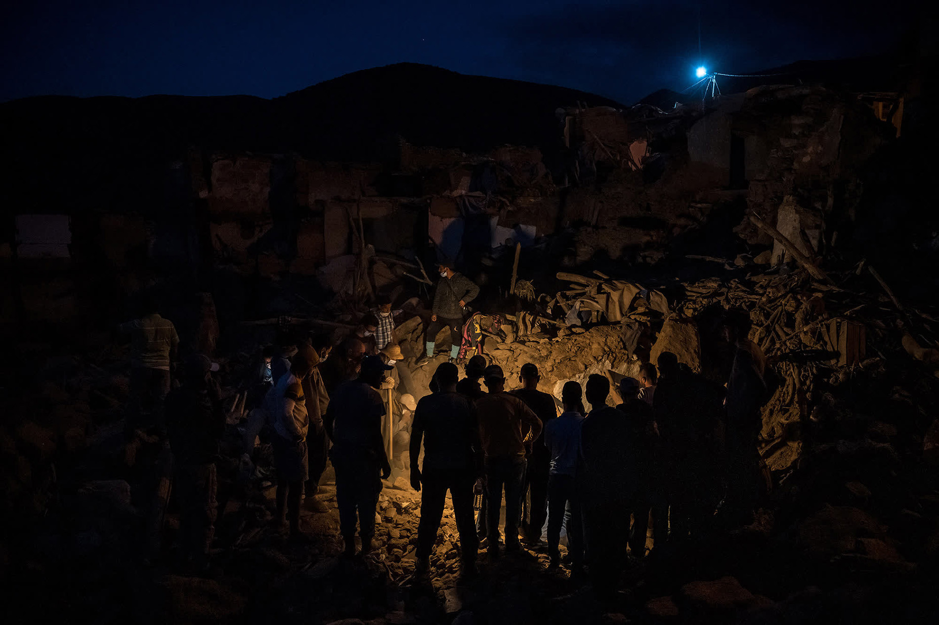 Lực lượng cứu hộ tìm kiếm các nạn nhân của trận động đất có độ lớn 6,8 tại Douar Tnirt, Morocco. Thảm họa này đã khiến ít nhất 2.900 người thiệt mạng. Ảnh: Sergey Ponomarev/The New York Times/Redux