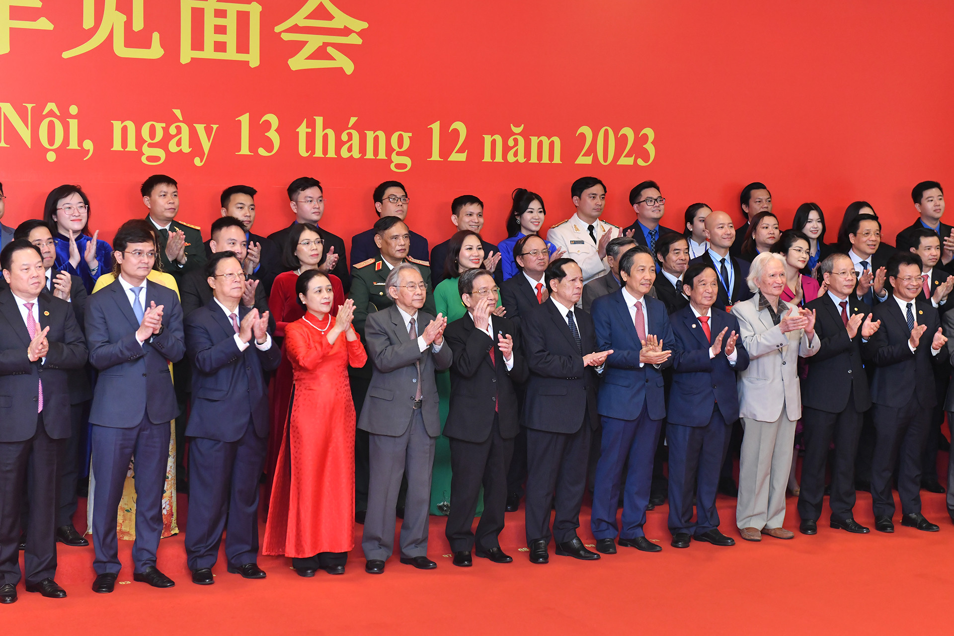 Các nhân sĩ hữu nghị và thế hệ trẻ Việt Nam-Trung Quốc chào mừng Tổng Bí thư Nguyễn Phú Trọng và Phu nhân, Tổng Bí thư, Chủ tịch Trung Quốc Tập Cận Bình và Phu nhân cùng các đại biểu tham dự cuộc gặp gỡ.