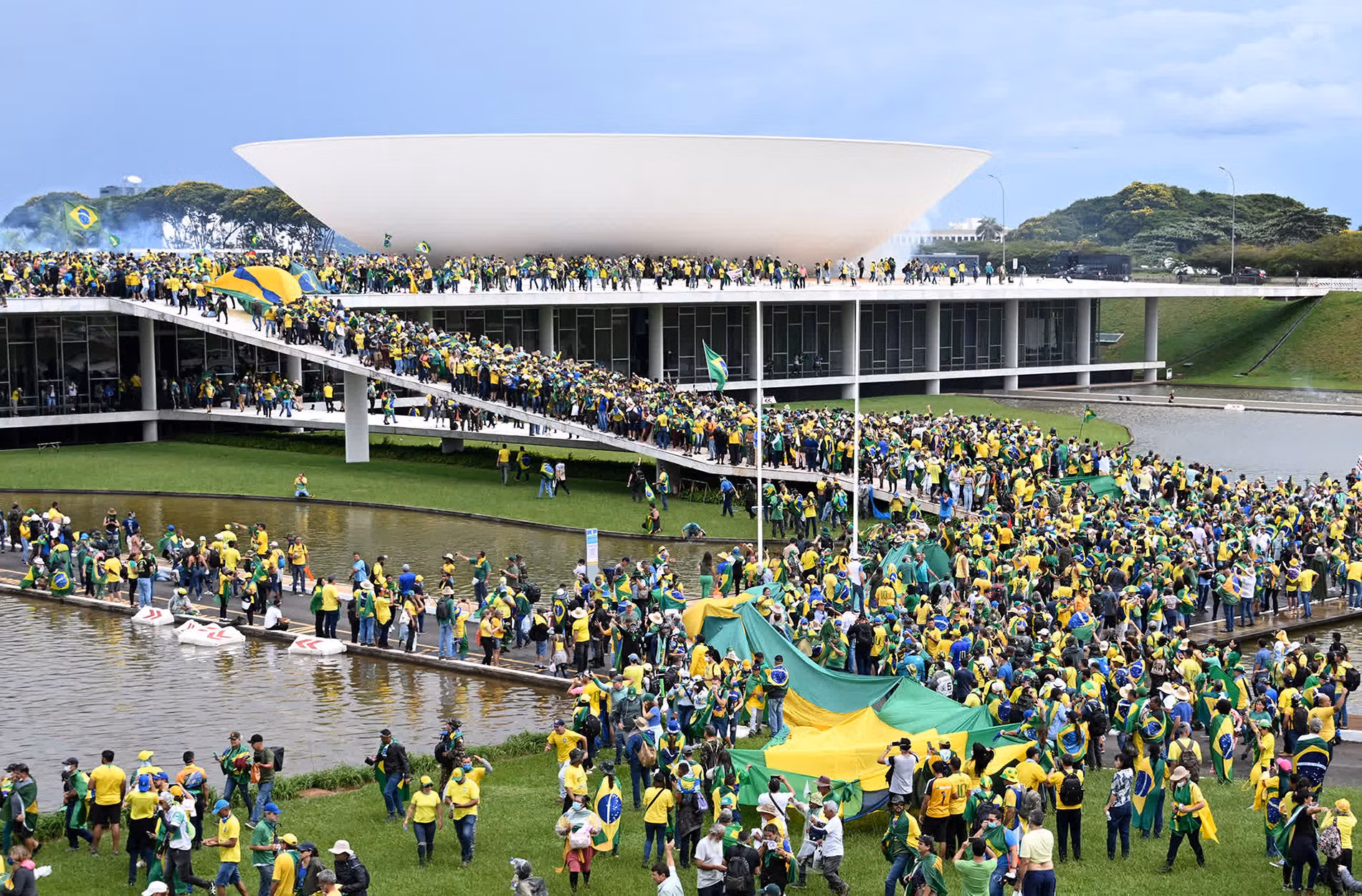 Ngày 8/1, những người ủng hộ cựu Tổng thống Brazil Jair Bolsonaro đã phá vỡ các hàng rào an ninh do lực lượng vũ trang thiết lập và xông vào tòa nhà Quốc hội, Tòa án Tối cao cùng dinh Tổng thống đương nhiệm. Vụ việc xảy ra khoảng một tuần sau lễ nhậm chức của Tổng thống Luiz Inacio Lula da Silva, người trở lại nắm quyền sau 12 năm gián đoạn, khi ông đánh bại cựu Tổng thống Bolsonaro trong cuộc bầu cử vòng 2 vào ngày 30/10/2022. Tổng thống Lula không có mặt trong dinh thự của ông khi người biểu tình xông vào. Cảnh sát đã giải tán các đám đông và bắt giữ hàng trăm người có liên quan đến vụ việc. Ảnh: Evaristo Sa/AFP/Getty Images