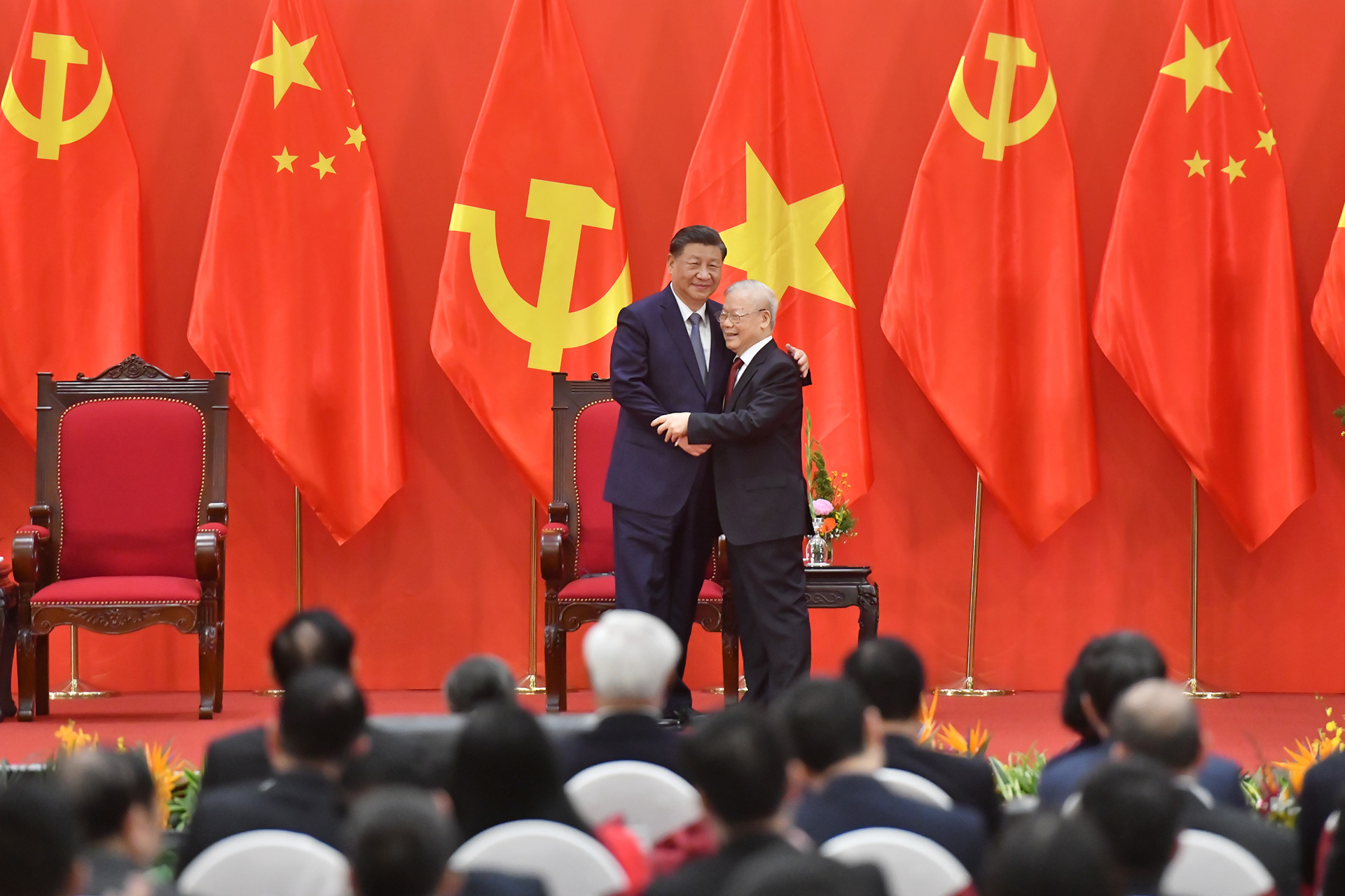 Tổng Bí thư Nguyễn Phú Trọng và Tổng Bí thư, Chủ tịch Trung Quốc Tập Cận Bình tại cuộc gặp gỡ nhân sĩ hữu nghị và thế hệ trẻ Việt Nam-Trung Quốc.