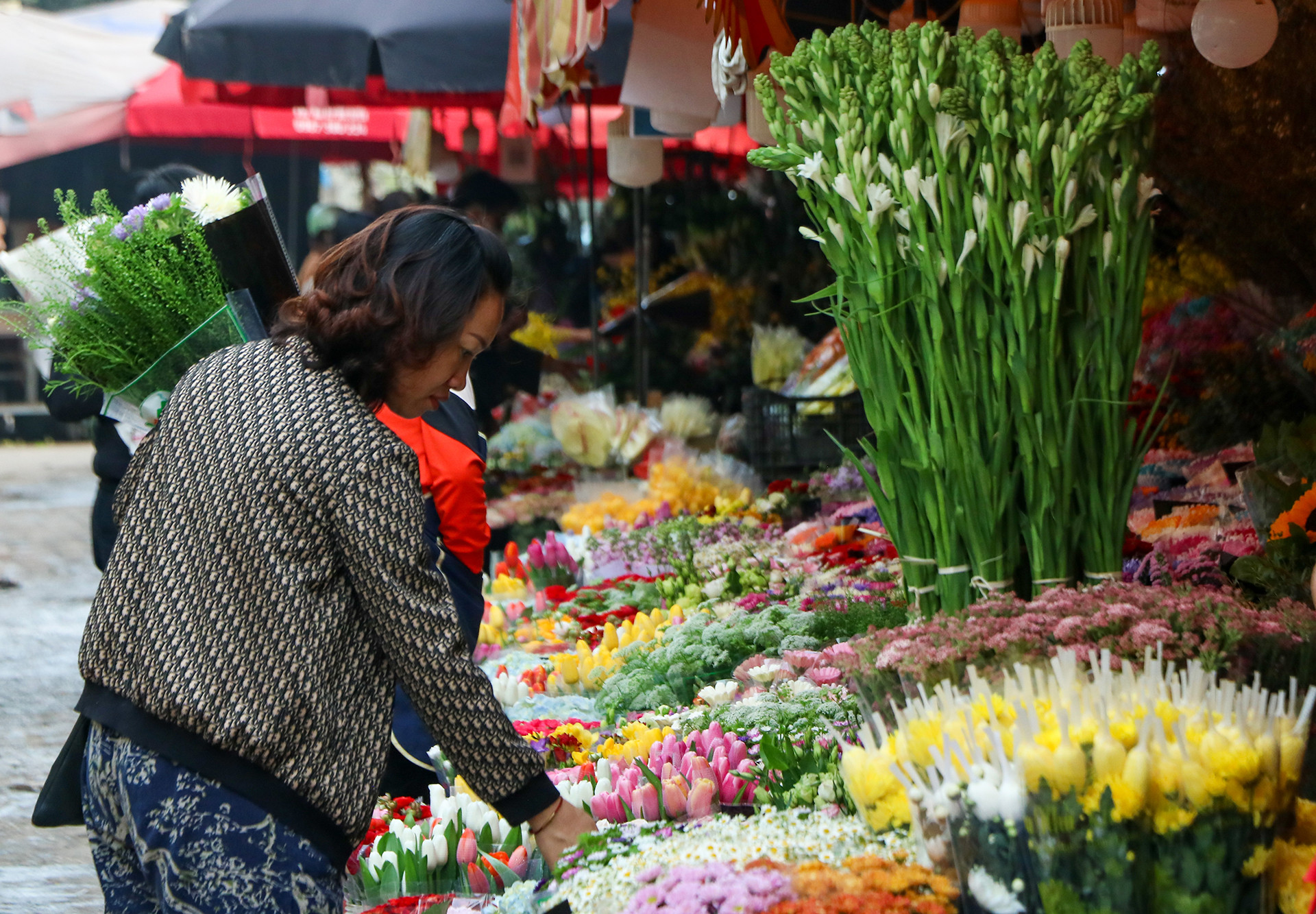 [Ảnh] Chợ hoa Quảng An ngập tràn sắc màu dịp 8/3 ảnh 8