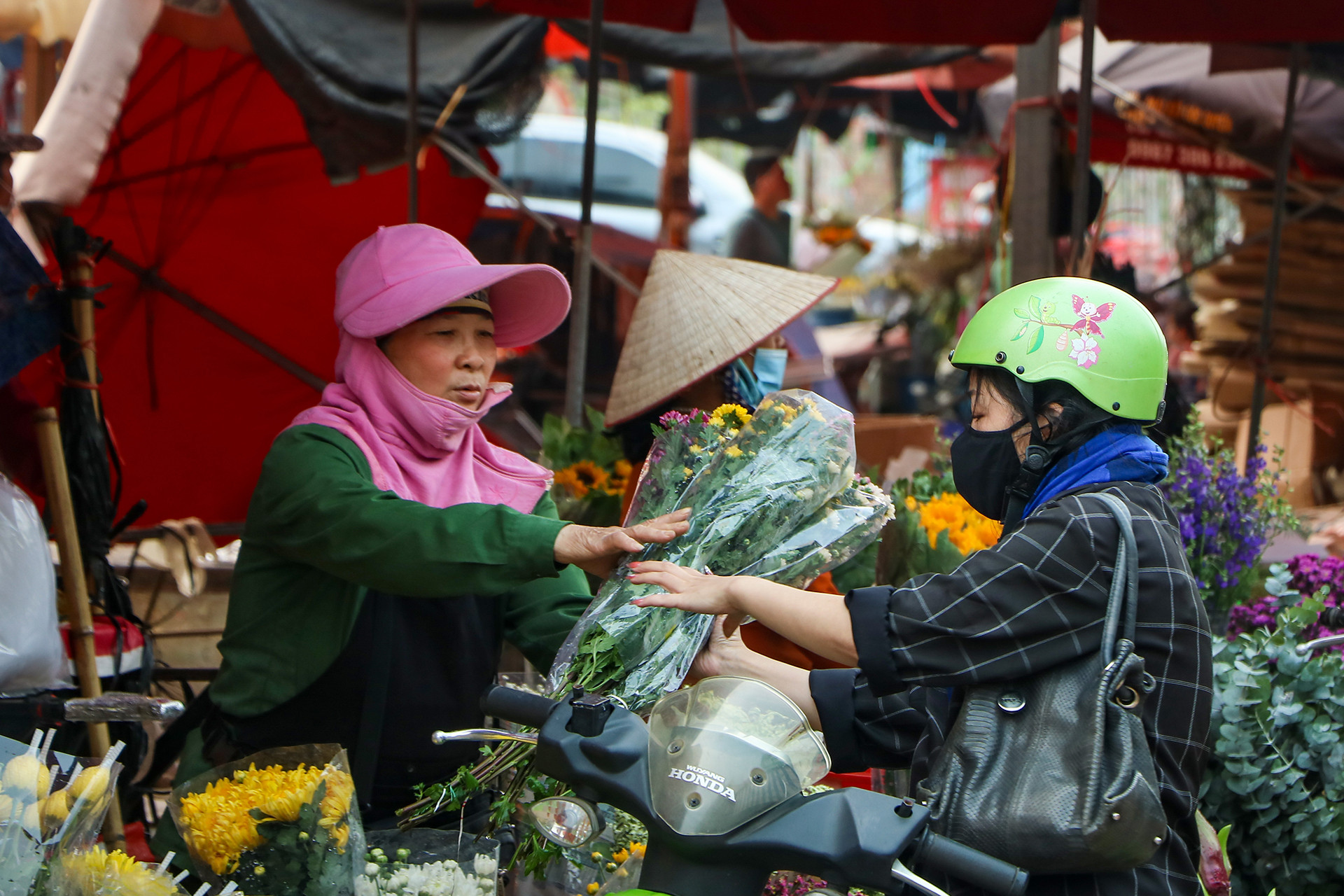 [Ảnh] Chợ hoa Quảng An ngập tràn sắc màu dịp 8/3 ảnh 7