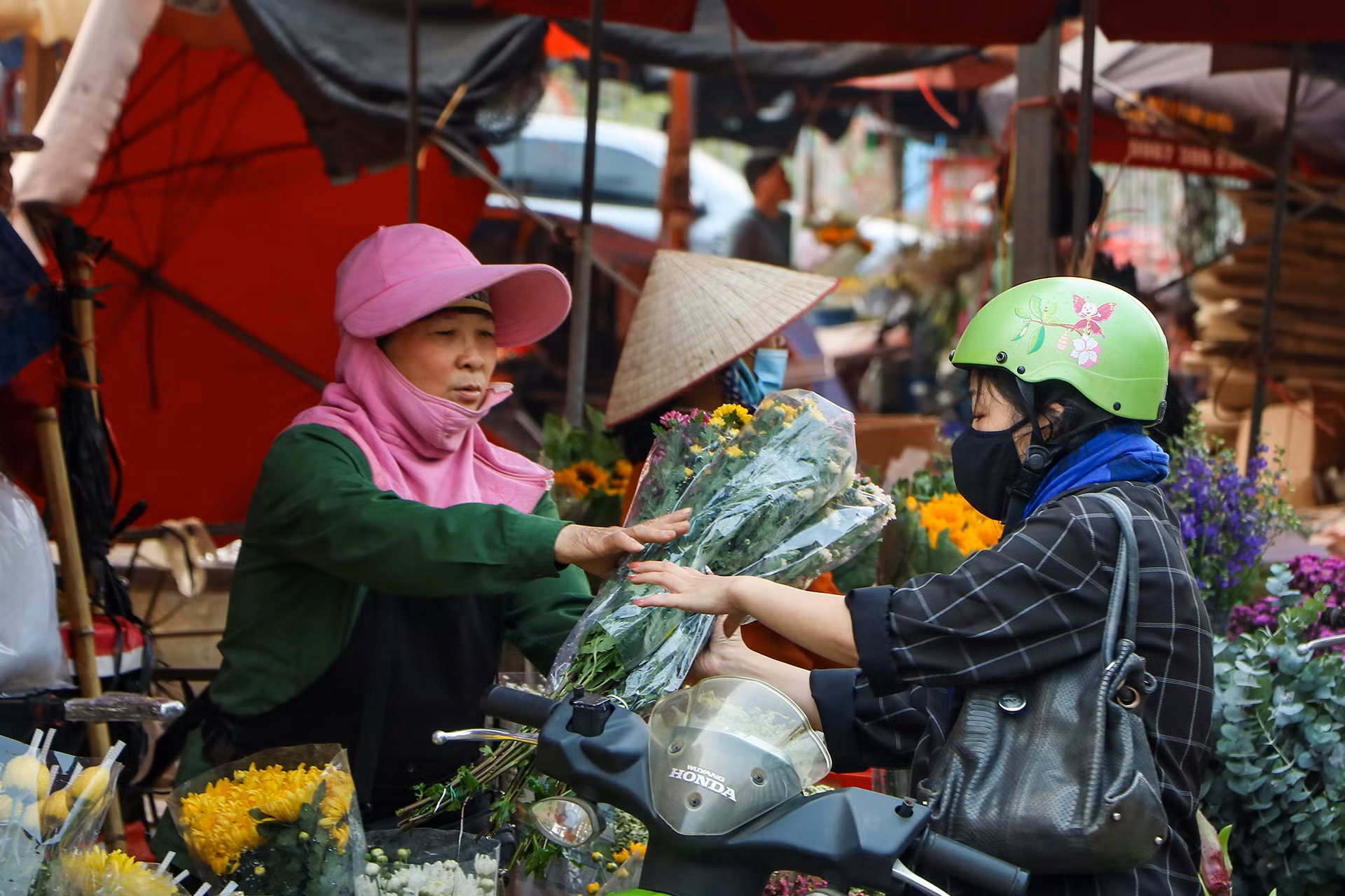 [Ảnh] Chợ hoa Quảng An ngập tràn sắc màu dịp 8/3 ảnh 7