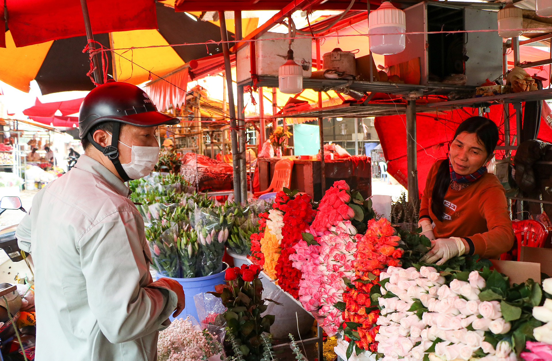 [Ảnh] Chợ hoa Quảng An ngập tràn sắc màu dịp 8/3 ảnh 9
