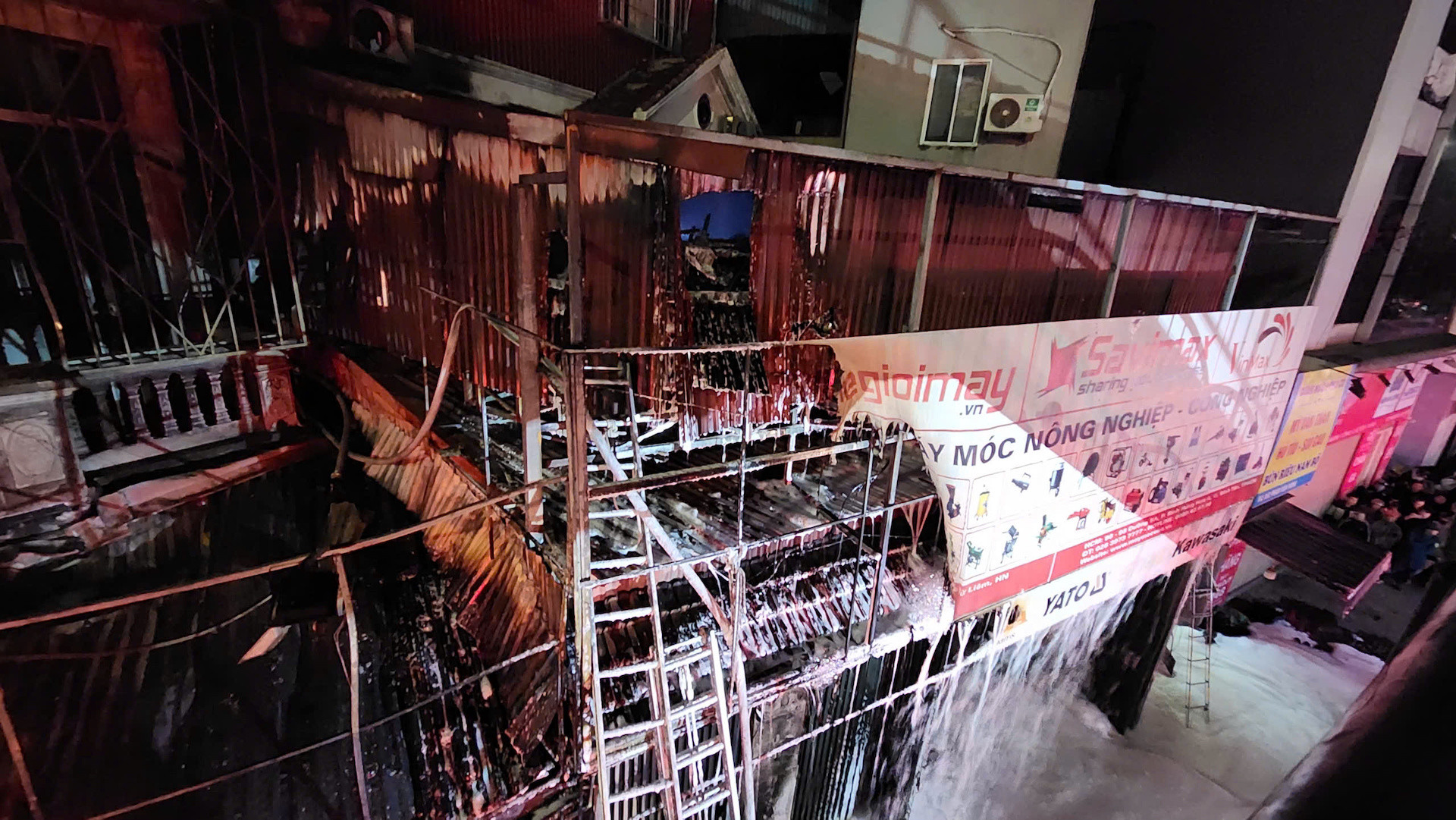 Ngọn lửa cháy lan sang ngôi nhà bên cạnh.