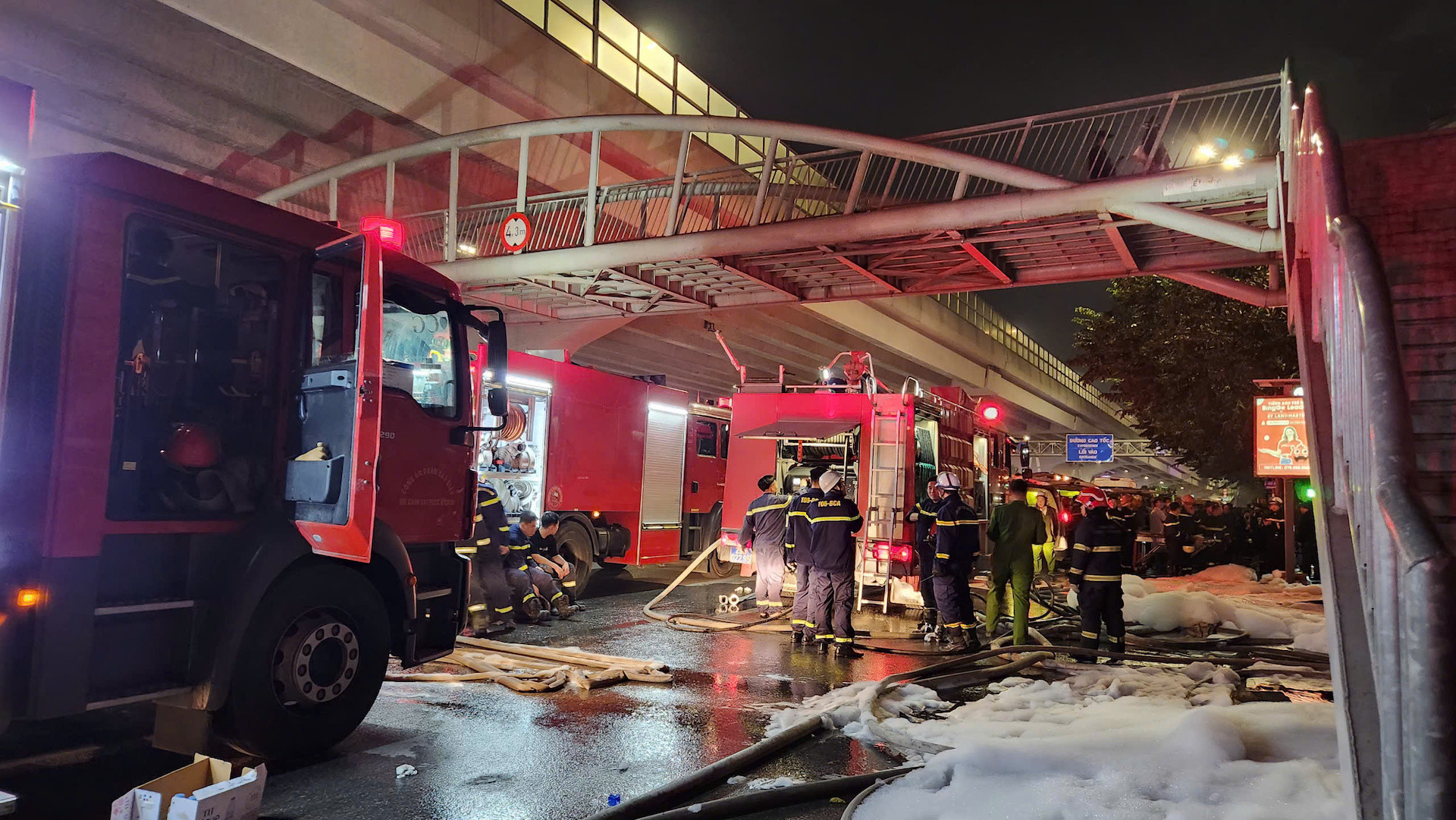 Cảnh sát Phòng cháy chữa cháy và Cứu nạn cứu hộ huy động hàng chục phương tiện cùng nhiều chiến sĩ tới hiện trường dập lửa.