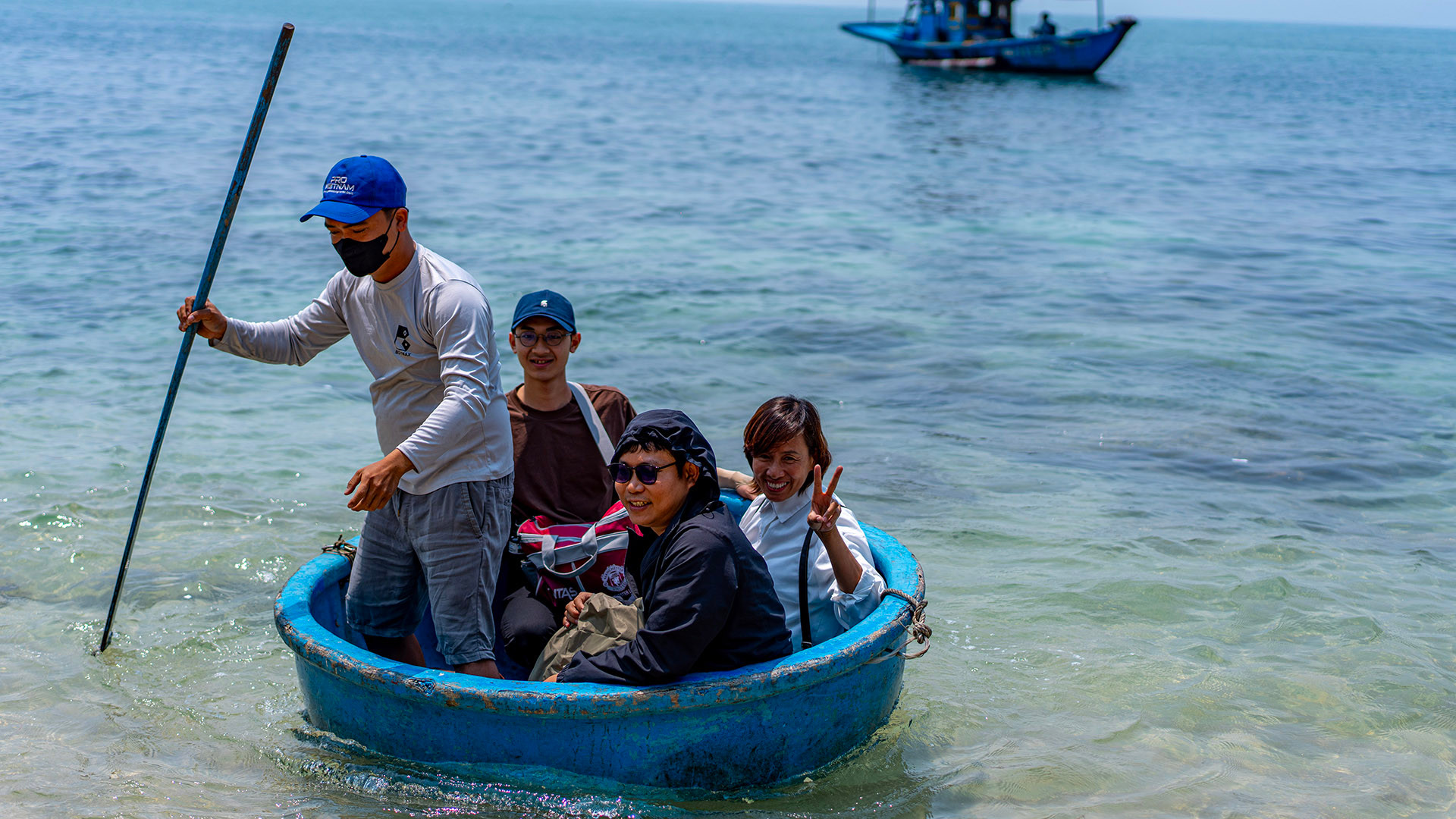 Du khách di chuyển bằng thuyền thúng.