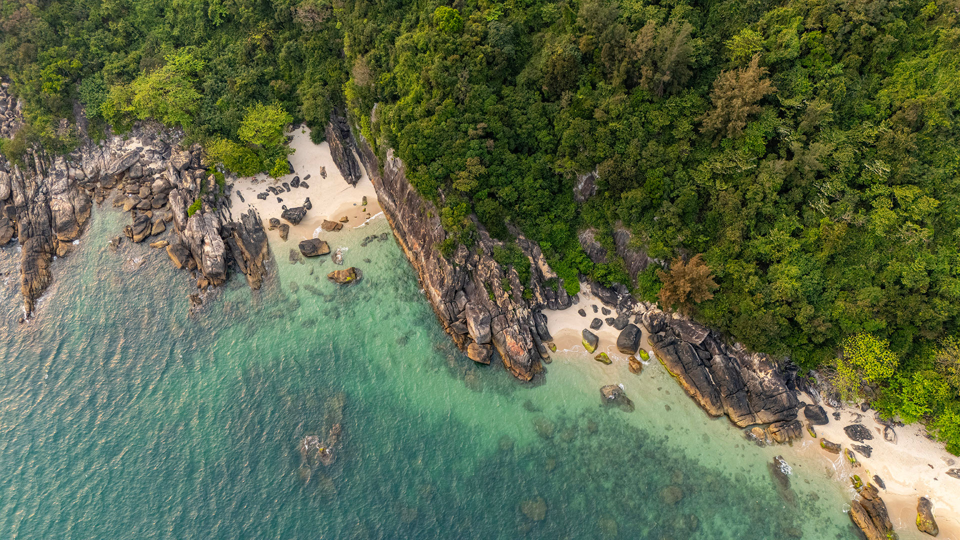 Những bờ đá tuyệt đẹp quanh đảo nhìn từ trên cao.