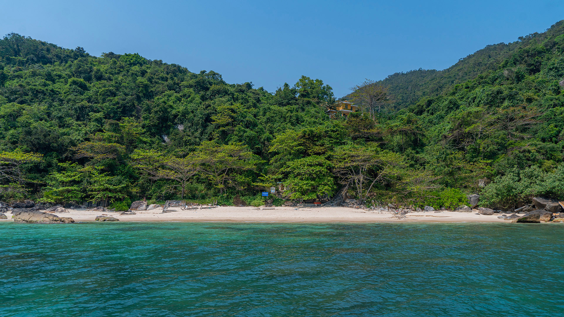 Bãi cát trắng tuyệt đẹp nằm ở phía nam đảo.