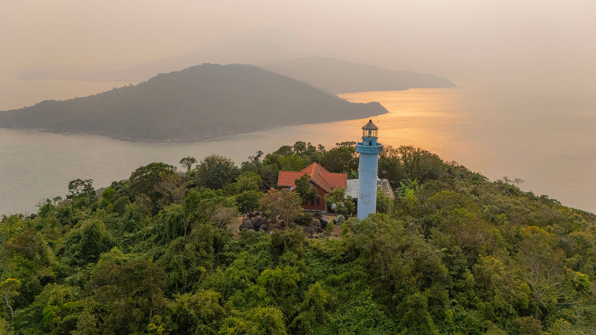 Như đa số những hòn đảo khác, Sơn Chà cũng có một hải đăng tuyệt đẹp nằm ở vị trí cao nhất trên đảo. Nếu muốn ghé thăm, du khách phải vượt một hành trình khoảng hơn 500 bậc thang với độ dốc khá cao.