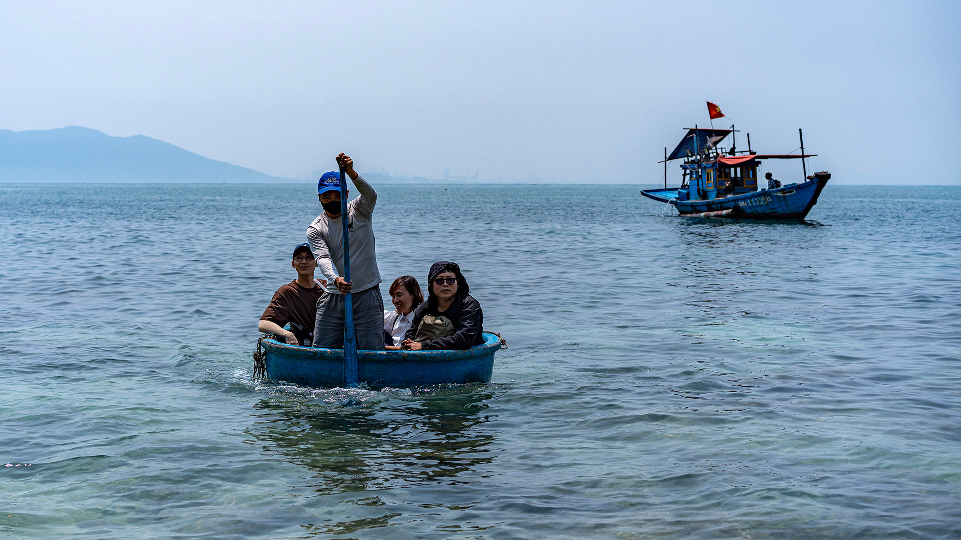 Để tới thăm đảo, du khách tại Đà Nẵng xuất phát từ cảng Thọ Quang, di chuyển bằng thuyền nhỏ tới khu vực cách đảo khoảng 200 mét rồi đổi sang thuyền thúng để cập đảo.