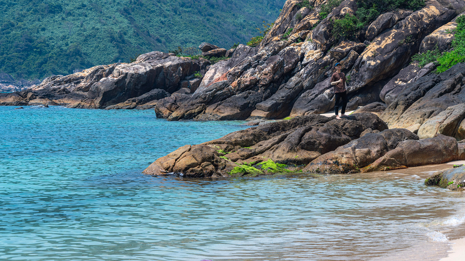 Những bờ đá trên đảo là nơi lý tưởng để tìm kiếm những bức ảnh đẹp.