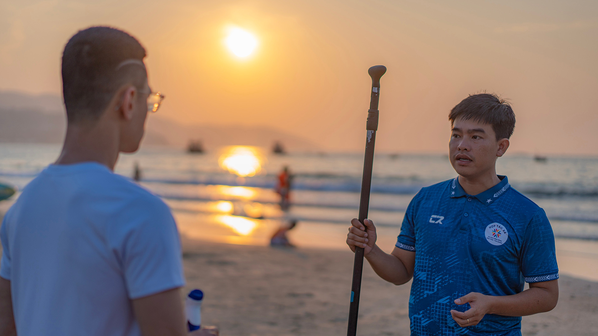 Du khách được hướng dẫn an toàn trước khi ra biển.